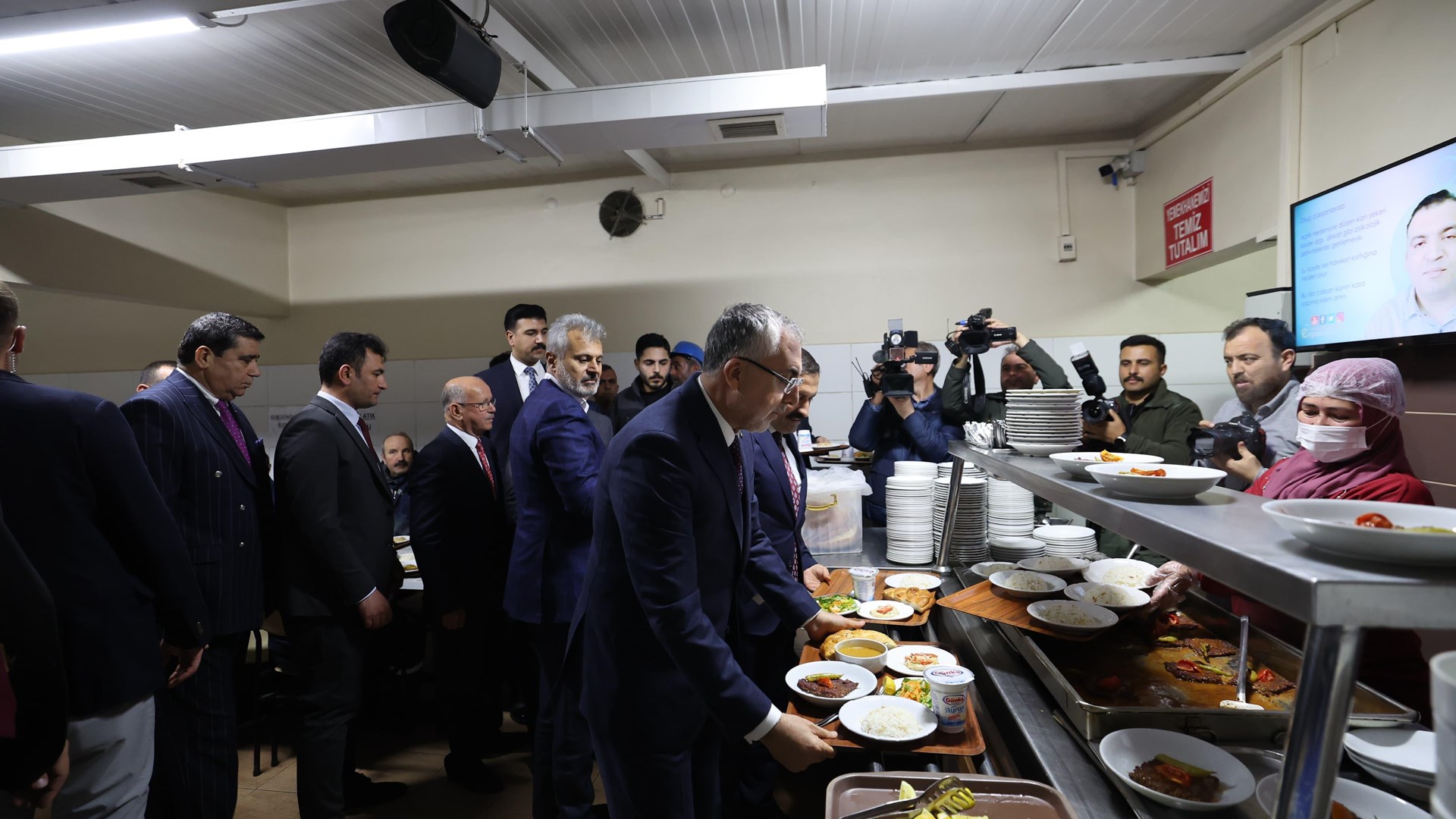Bakan Işıkhan, Hatay’da Ziyaretlerde Bulundu