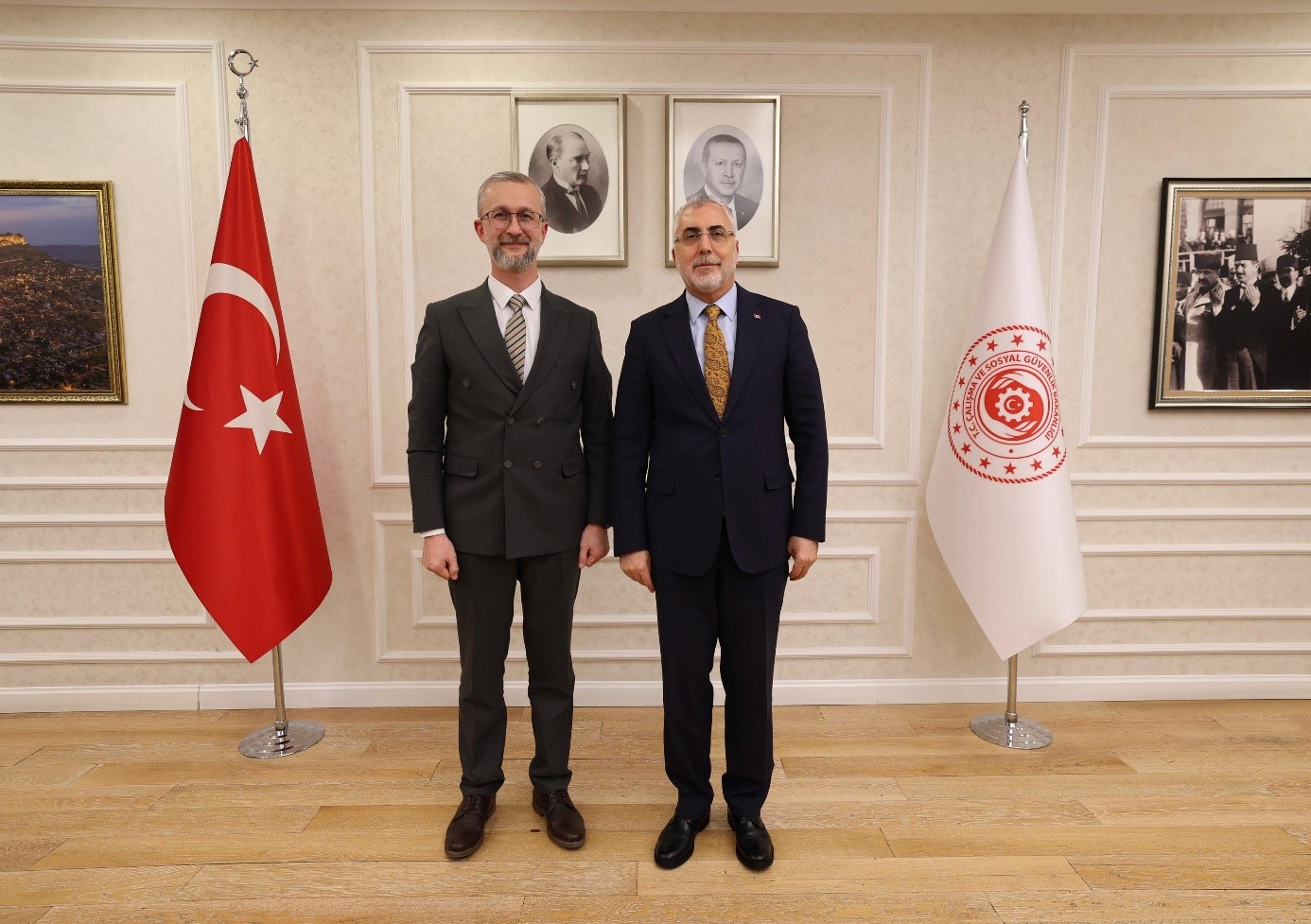 Sayın Bakanımız Prof. Dr. Vedat IŞIKHAN, 10 Aralık 2025 tarihinde Endonezya, Ukrayna, Azerbaycan ve İsveç’in Ankara Büyükelçilerini makamında ağırladı.