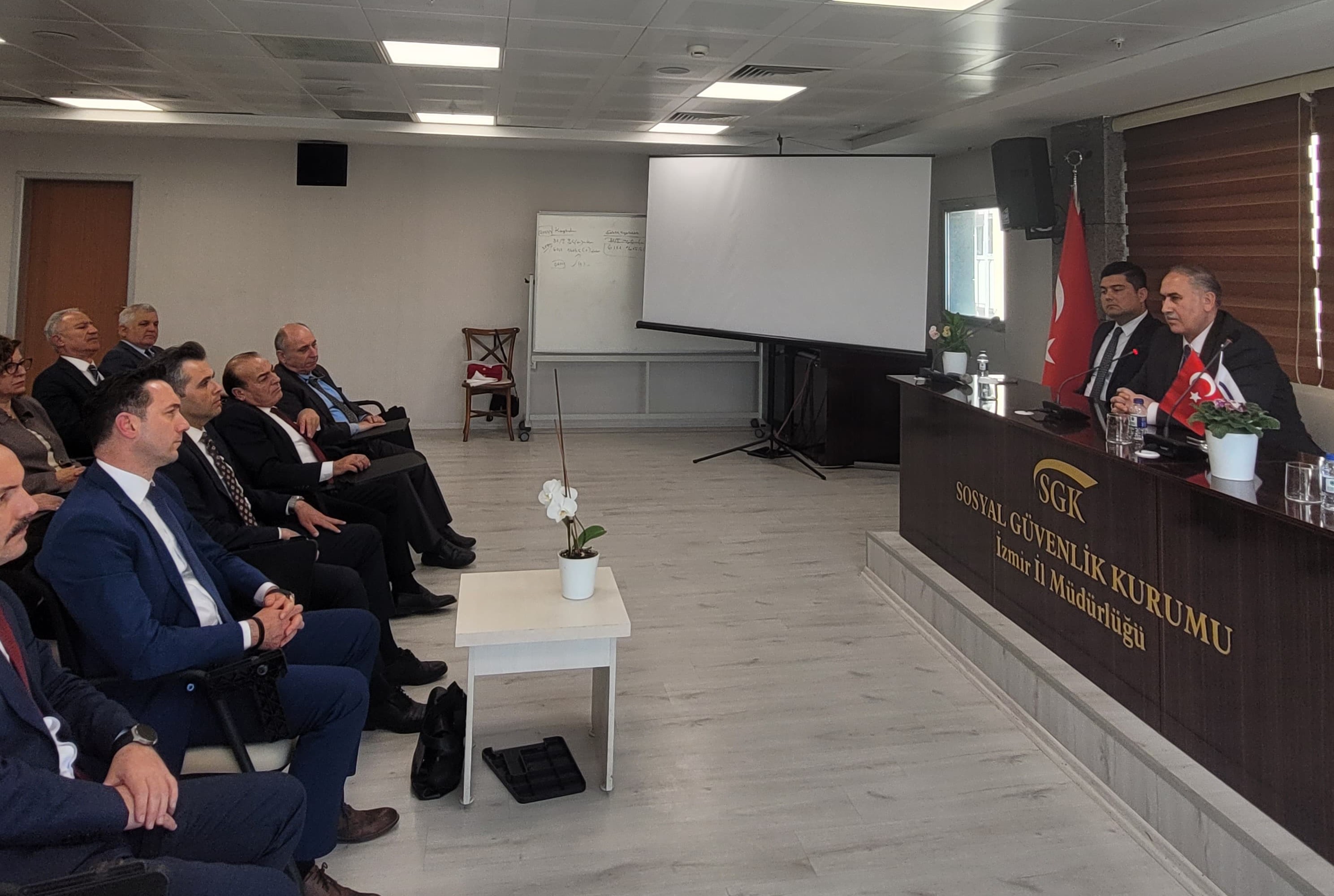 Rehberlik ve Teftiş Başkanımız Erol Güner, Çalışma Hayatı İstişare Toplantısı'na iştirak etmek amacıyla bulunduğu İzmir'de, İzmir Grup Başkanlığımıza ziyaret düzenledi. 