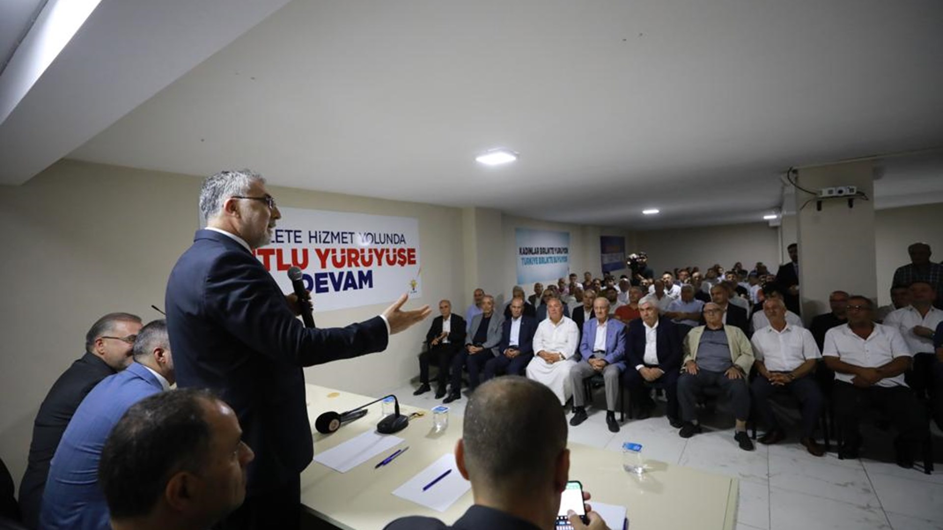 Çalışma ve Sosyal Güvenlik Bakanı Prof. Dr. Vedat Işıkhan, bir dizi ziyaretlerde bulunmak ve programlara katılmak üzere Mardin’e gitti.