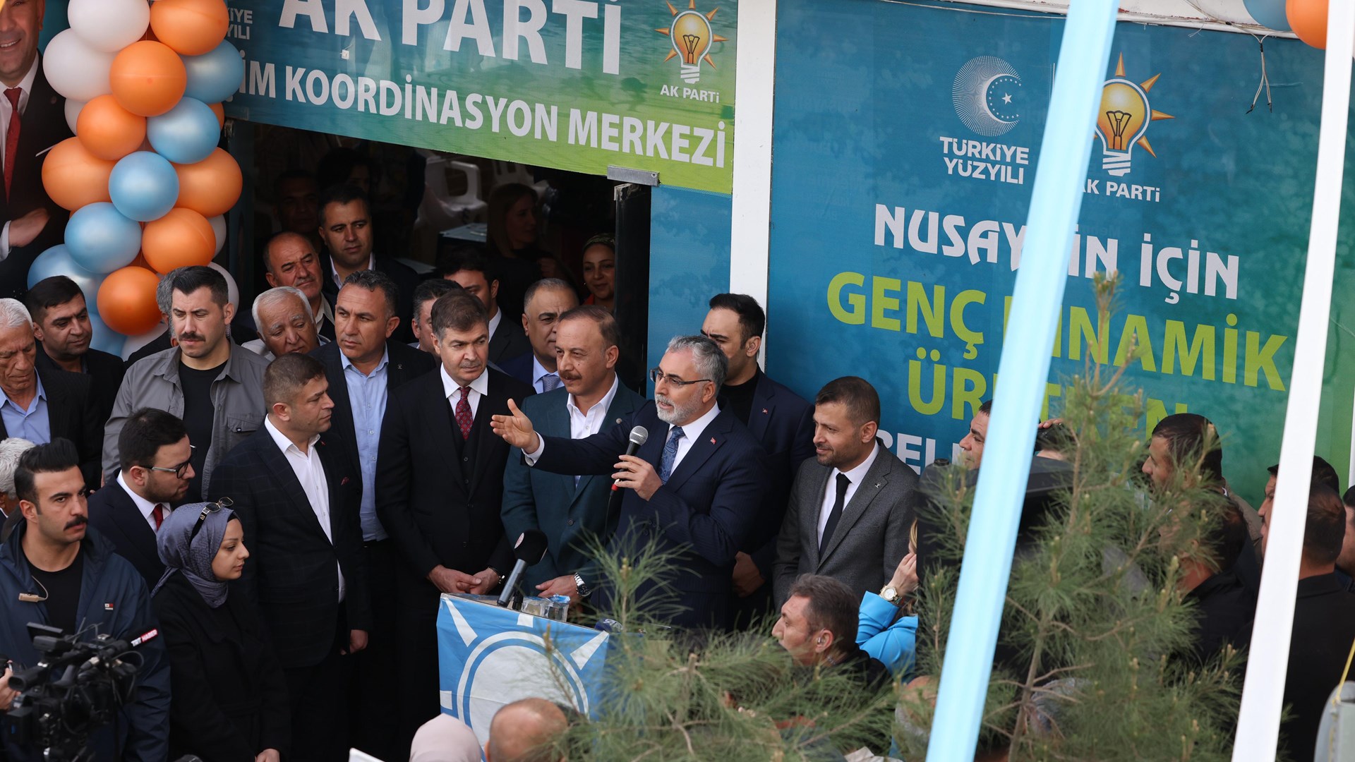 Çalışma ve Sosyal Güvenlik Bakanı Prof. Dr. Vedat Işıkhan, çeşitli temaslarda bulunmak ve “Türkiye Yüzyılı’nda Çalışma Hayatı Buluşmaları” Programına katılmak üzere Mardin’e gitti.