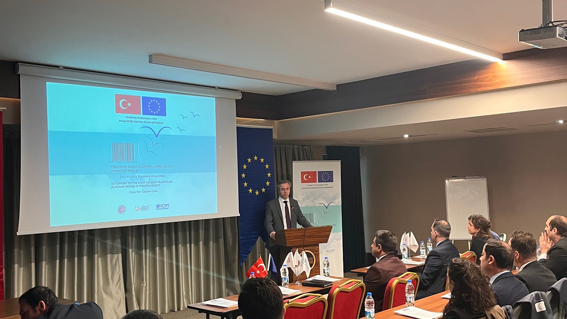 2025–2030 İnsan Ticaretiyle Mücadele Ulusal Eylem Planı kapsamında iş müfettişlerimizin mesleki yetkinliklerini artırmak amacıyla düzenlenen üç günlük çalıştay, 6 Ekim 2025 tarihinde gerçekleştirilen açılış oturumuyla başladı. Başkanlığımız ve Göç İdaresi Başkanlığı iş birliğiyle düzenlenen program, insan ticareti ve zorla çalıştırma ile mücadelede teftiş süreçlerinin etkinliğini artırmaya odaklanıyor.