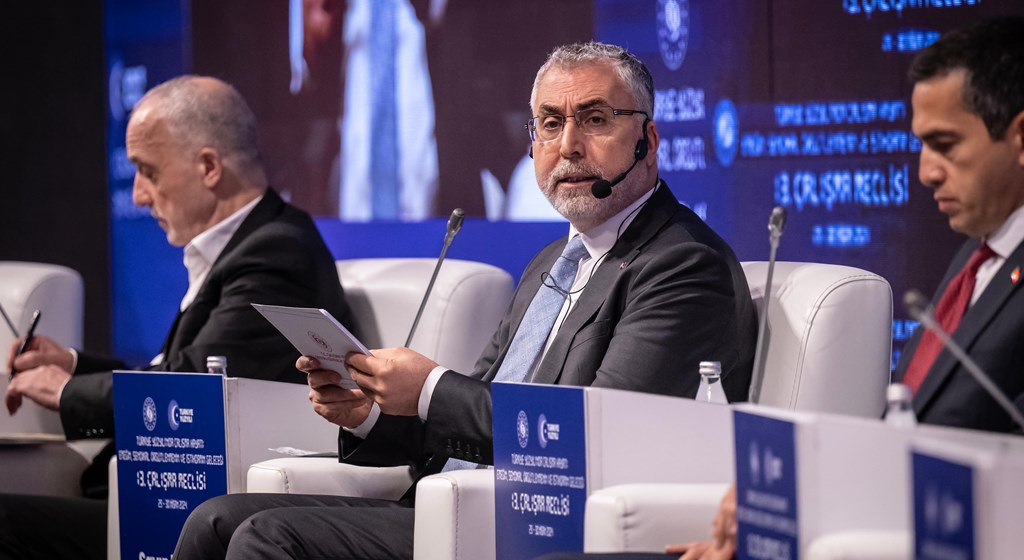 Çalışma ve Sosyal Güvenlik Bakanı Prof. Dr. Vedat Işıkhan, "Türkiye Yüzyılında Çalışma Hayatı: Emeğin, Sendikal Örgütlenmenin ve İstihdamın Geleceği" temasıyla düzenlenen 13. Çalışma Meclisi toplantısına katıldı.
