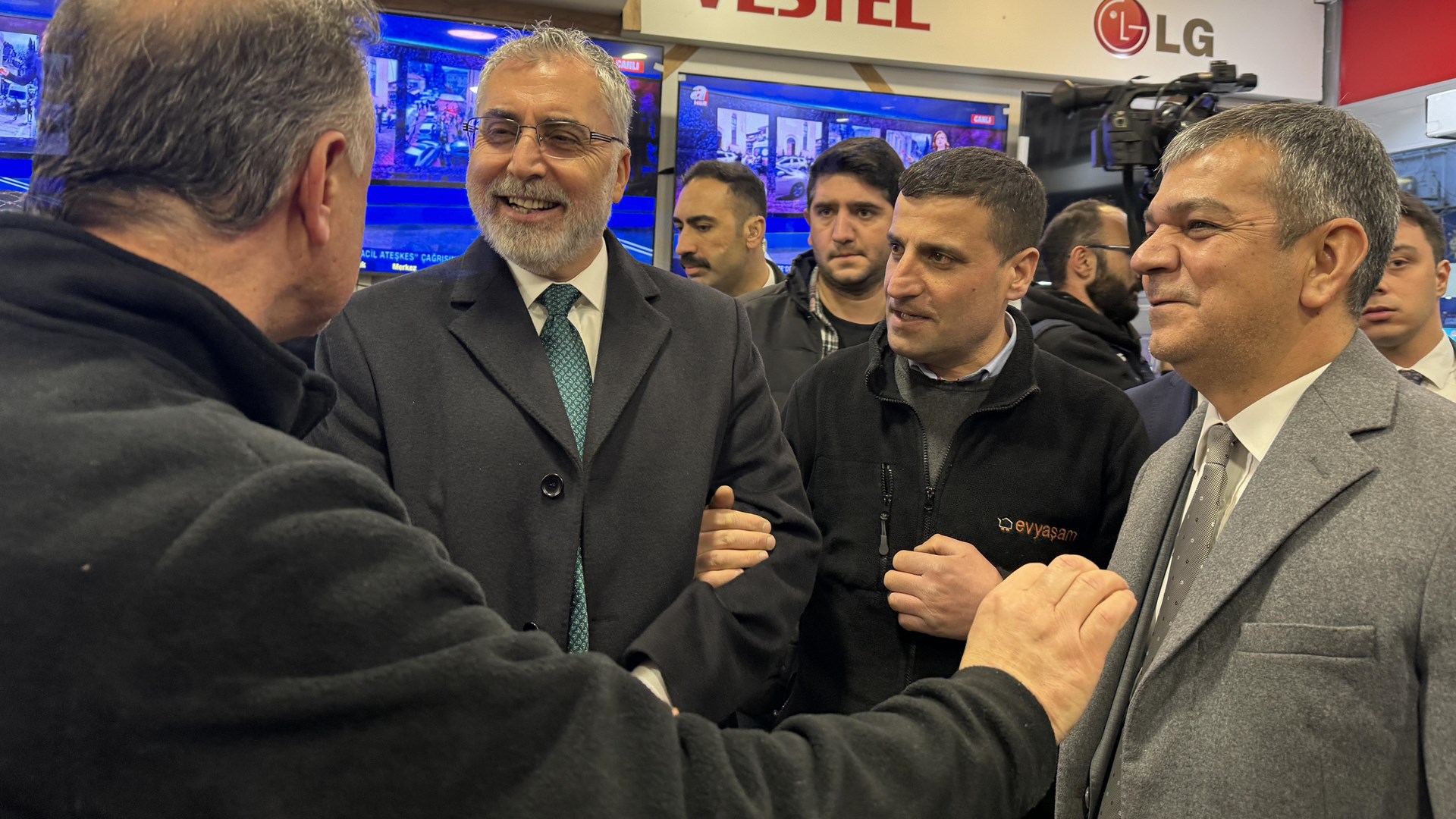 Çalışma ve Sosyal Güvenlik Bakanı Prof. Dr. Vedat Işıkhan, çeşitli ziyaretlerde bulunmak ve programlara katılmak üzere Elazığ’a gitti.