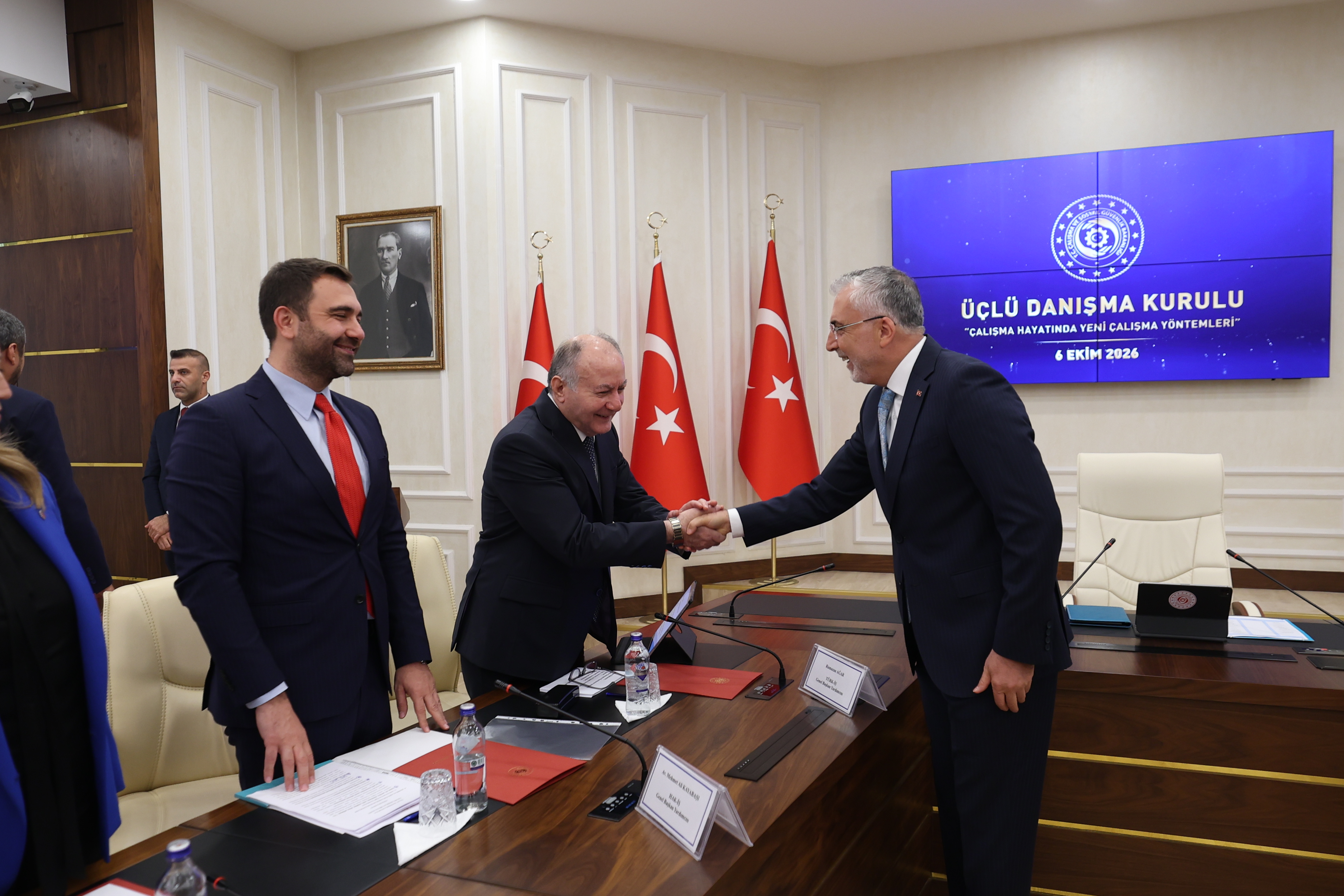 Çalışma ve Sosyal Güvenlik Bakanı Prof. Dr. Vedat Işıkhan’ın başkanlığında, Çalışma ve Sosyal Güvenlik Bakanlığı Reşat Moralı Toplantı Salonu’nda “Çalışma Hayatında Yeni Çalışma Yöntemleri” gündemiyle toplandı. Toplantıda, 2027-2029 dönemini kapsayan Orta Vadeli Program’da da yer verilen yeni nesil çalışma modelleri istişare edildi. 