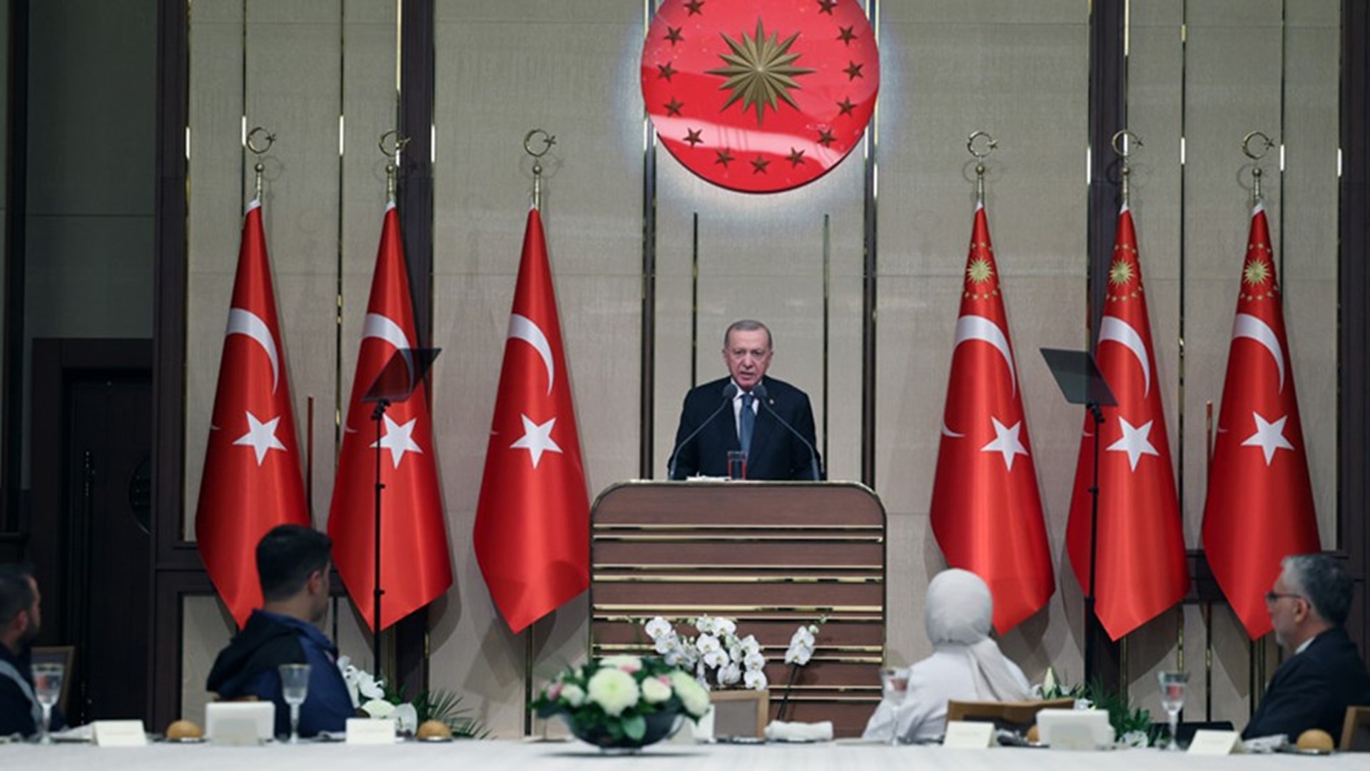 Cumhurbaşkanı Recep Tayyip Erdoğan, Cumhurbaşkanlığı Külliyesi Sergi Salonu’nda, “Emeğin, Sendikal Örgütlenmenin ve İstihdamın Geleceği” temasıyla düzenlenen “13. Çalışma Meclisi Yemeği”ne katıldı.