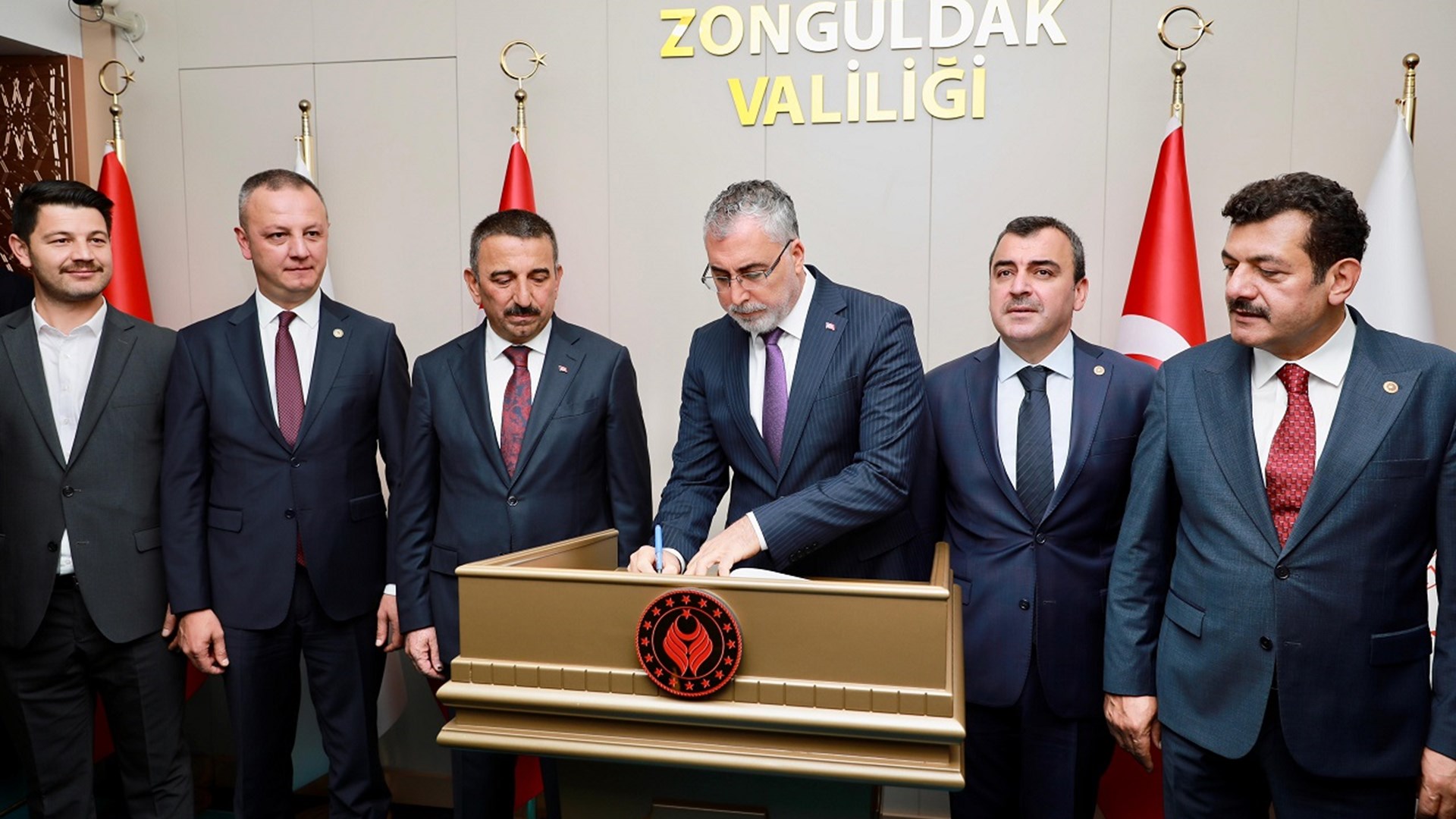 Çalışma ve Sosyal Güvenlik Bakanı Prof. Dr. Vedat Işıkhan, “Şehir Buluşmaları” kapsamında ziyaretlerde bulunmak ve programlara katılmak üzere Zonguldak’a gitti.