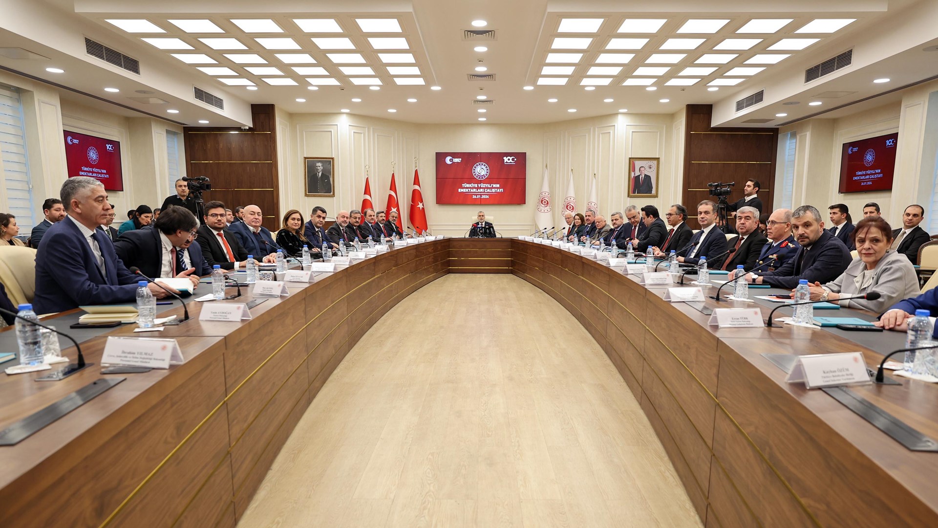 Çalışma ve Sosyal Güvenlik Bakanı Prof. Dr. Vedat Işıkhan, Çalışma ve Sosyal Güvenlik Bakanlığı ev sahipliğinde Reşat Moralı Toplantı Salonu’nda düzenlenen “Türkiye Yüzyılı’nın Emektarları Çalıştayı” na katıldı.