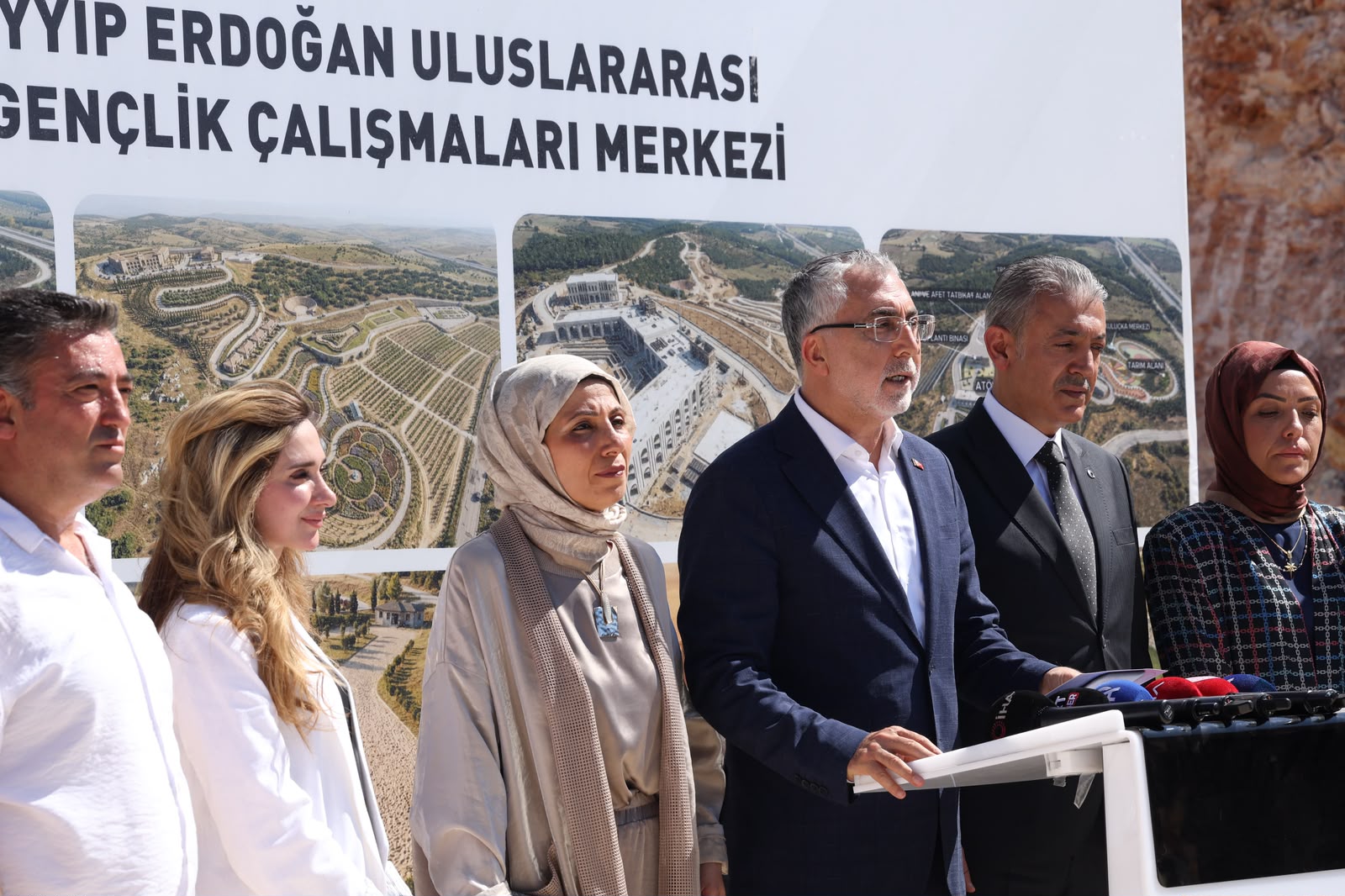 Çalışma ve Sosyal Güvenlik Bakanı Prof. Dr. Vedat Işıkhan, Mardin’de Recep Tayyip Erdoğan Uluslararası Çocuk ve Gençlik Çalışmaları Merkezi Projesi alanında incelemelerde bulundu.