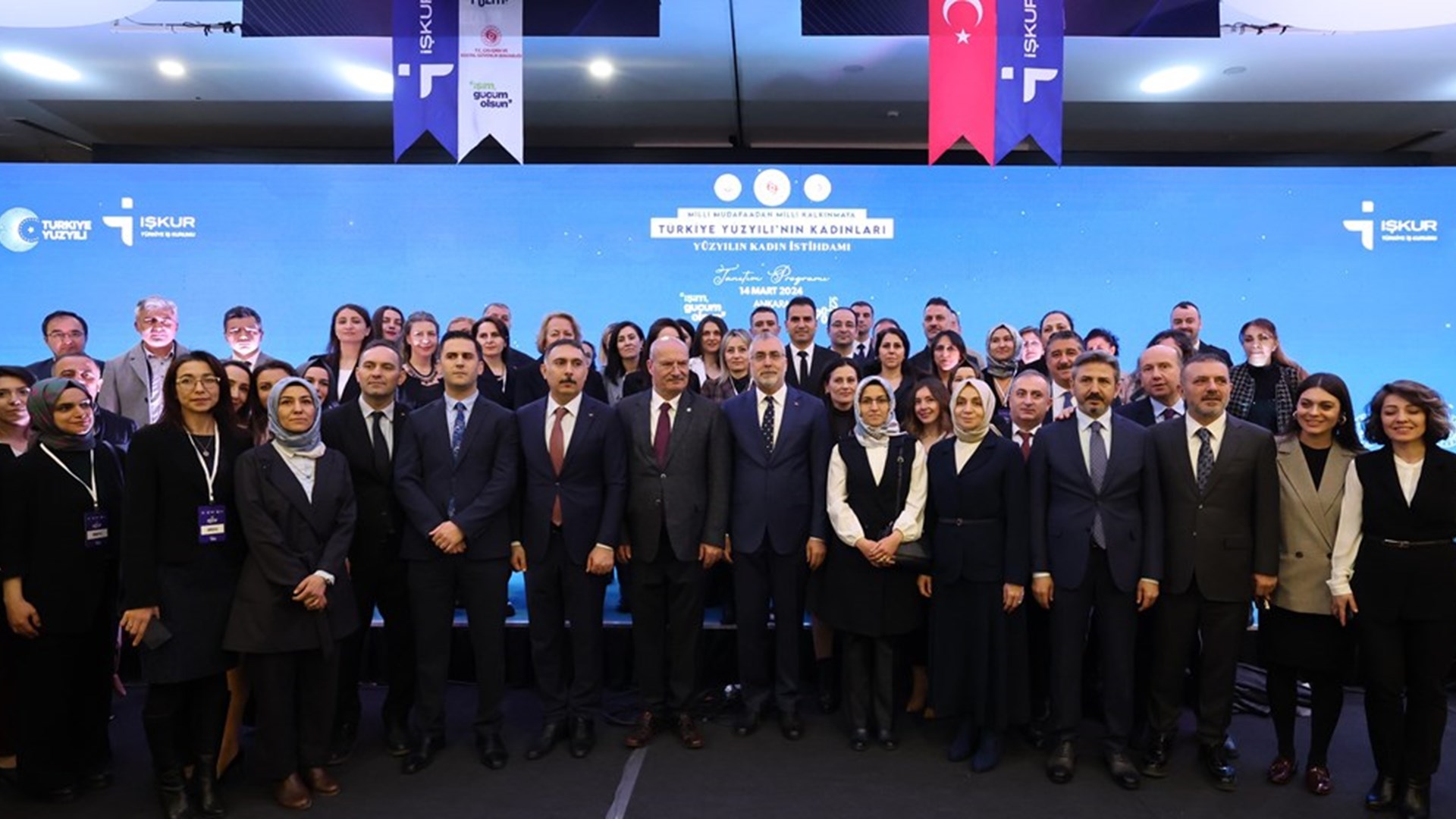 Çalışma ve Sosyal Güvenlik Bakanı Prof. Dr. Vedat Işıkhan, Ankara’da düzenlenen Milli Müdafaadan Milli Kalkınmaya Türkiye Yüzyılı’nın Kadınları “Kadın İstihdam Sistemi İş-Pozitif” Tanıtım Programı ve İstihdam Fuarı’na katıldı.