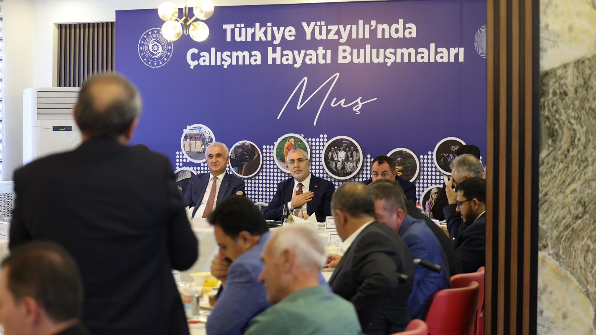 Bakan Işıkhan, Muş’ta Ziyaretlerde Bulundu