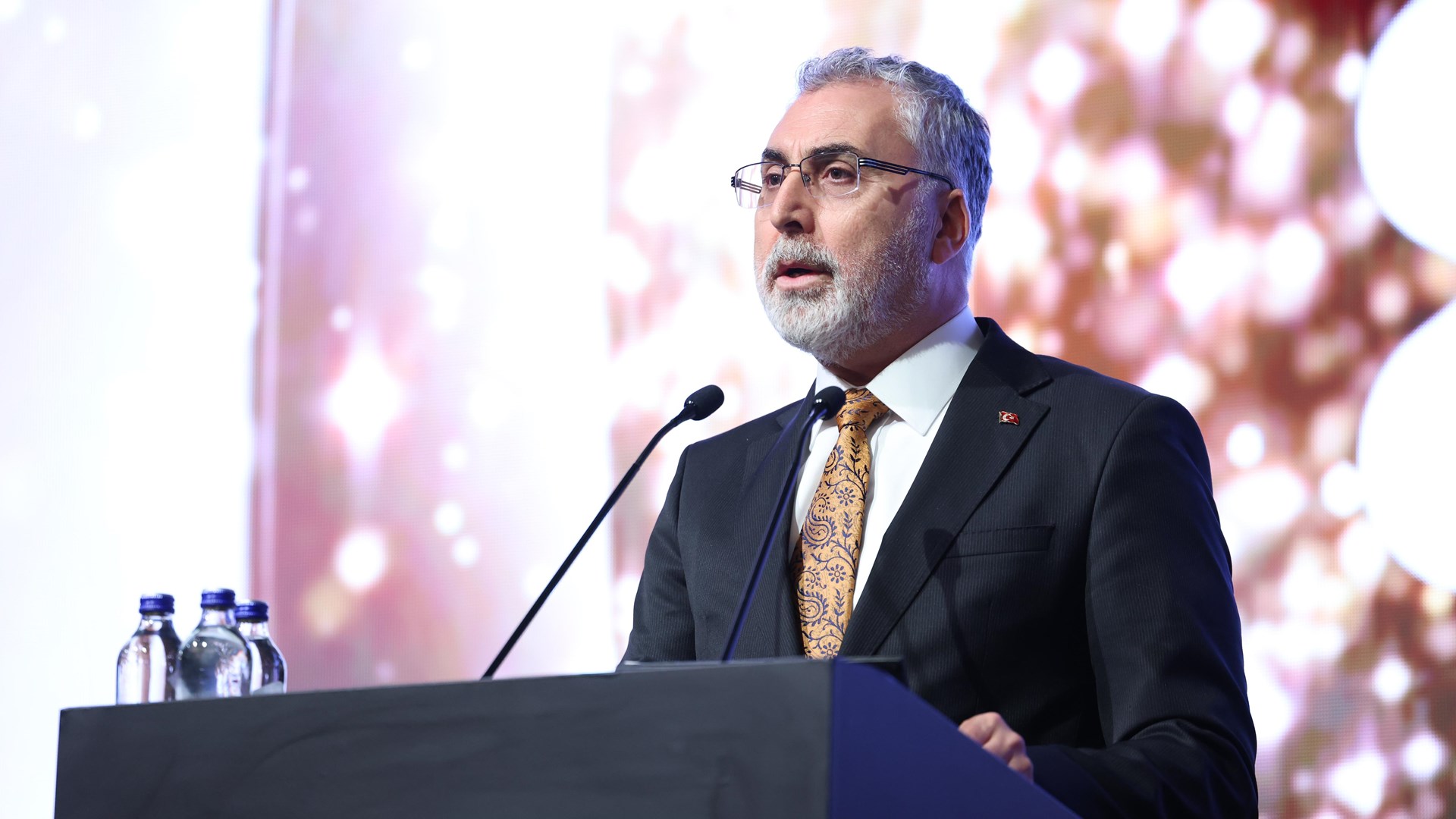 Çalışma ve Sosyal Güvenlik Bakanı Prof. Dr. Vedat Işıkhan, Türkiye İşveren Sendikaları Konfederasyonu’nun (TİSK) düzenlediği “Cumhuriyetimizin 100’üncü Yılında Çalışma Hayatı” Programı Ödül Törenine katıldı.