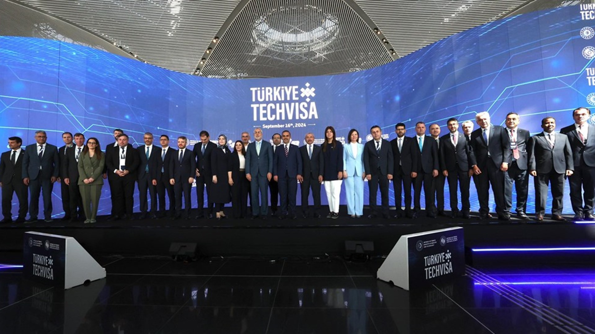 Çalışma ve Sosyal Güvenlik Bakanı Vedat Işıkhan, Sanayi ve Teknoloji Bakanı Mehmet Fatih Kacır ile birlikte İstanbul Havaalanı’nda düzenlenen Türkiye Techvisa Tanıtım Programı’na katılarak bir konuşma gerçekleştirdi.