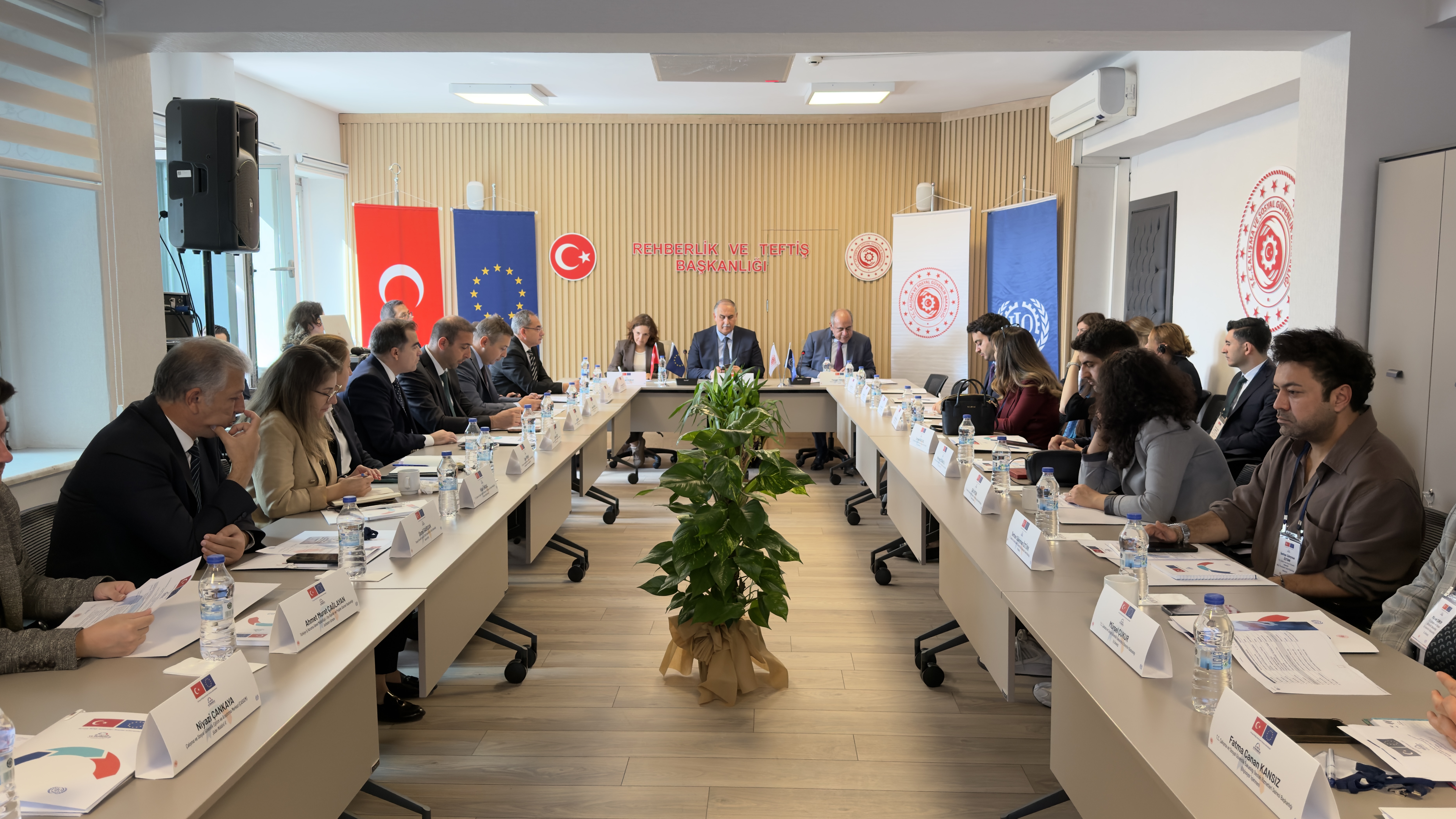 İş Teftiş Rehberlik ve Sosyal Diyalog Yoluyla İşyeri Uyumunun Güçlendirilmesi kapsamında hayata geçirilen RTB Akademi Öğrenme Yönetim Sistemi (LMS) ile yenilenen Eğitim Salonu’nun açılışı, 18 Eylül 2026 tarihinde Rehberlik ve Teftiş Başkanlığında gerçekleştirildi.