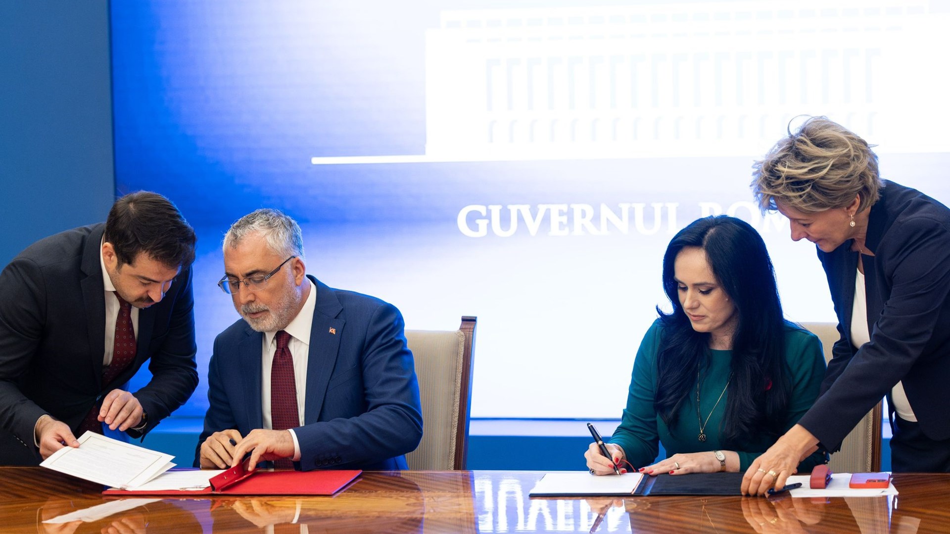 Çalışma ve Sosyal Güvenlik Bakanı Prof. Dr. Vedat Işıkhan, Çalışma ve Sosyal Güvenlik Bakanlığı ile Romanya Çalışma ve Sosyal Dayanışma Bakanlığı arasındaki Çalışma ve Sosyal Güvenlik Ortak Çalışma Grubu’nun 1. Toplantısı’na katılmak ve çeşitli temaslarda bulunmak üzere Romanya’ya gitti.