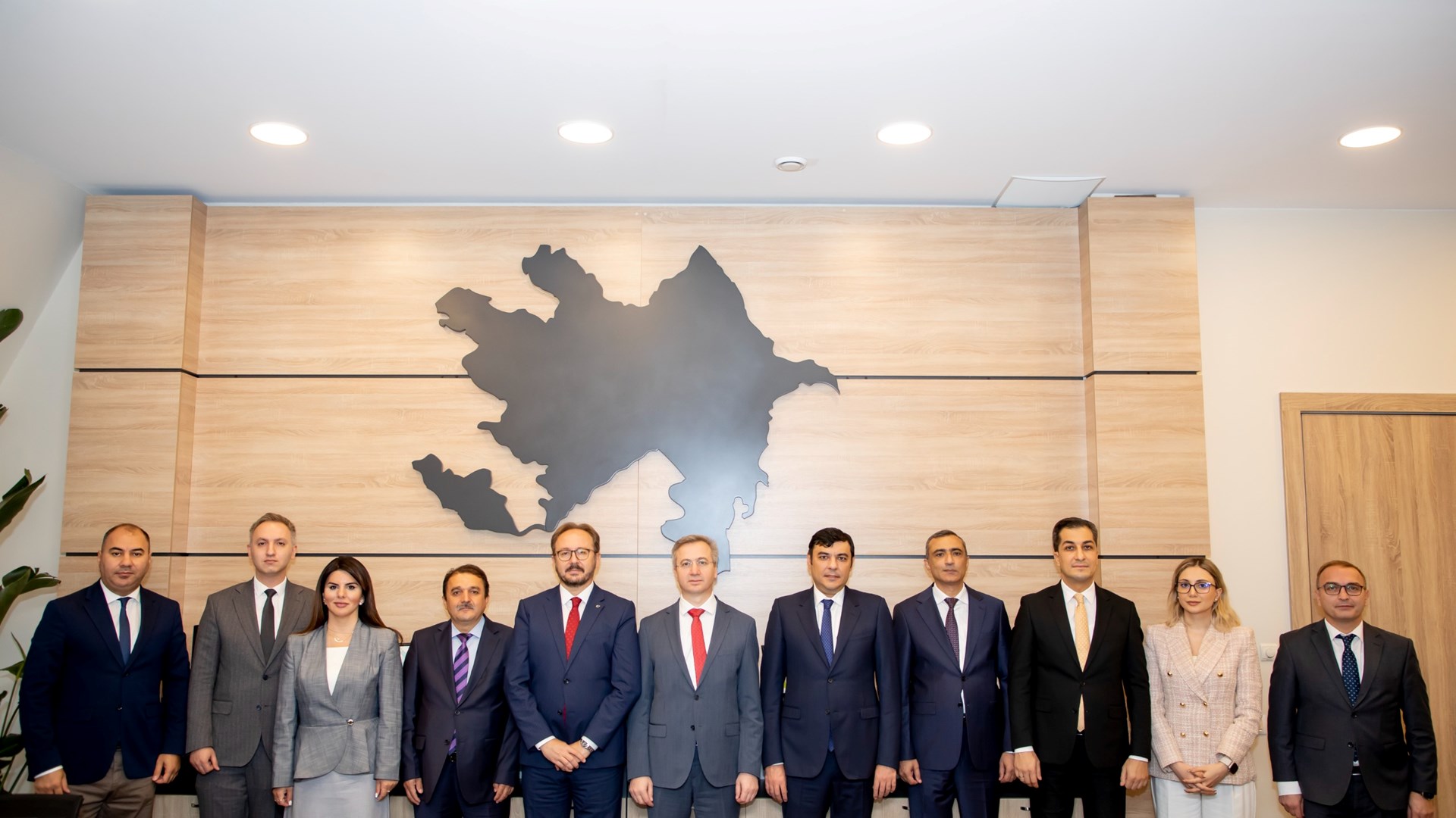 Türkiye Cumhuriyeti Çalışma ve Sosyal Güvenlik Bakanlığı ile Azerbaycan Cumhuriyeti Çalışma ve Halkın Sosyal Koruması Bakanlığı arasındaki 11. Ortak Daimî Komisyon Toplantısı’nda kabul edilen “2024-2025 Eylem Planı” çerçevesinde, Rehberlik ve Teftiş Başkanımız Bekir Aktürk ve beraberindeki heyet, Azerbaycan’a çalışma ziyareti gerçekleştirdi. Ziyaret kapsamında, 23 Eylül 2025 tarihinde çeşitli oturumlar düzenlendi.