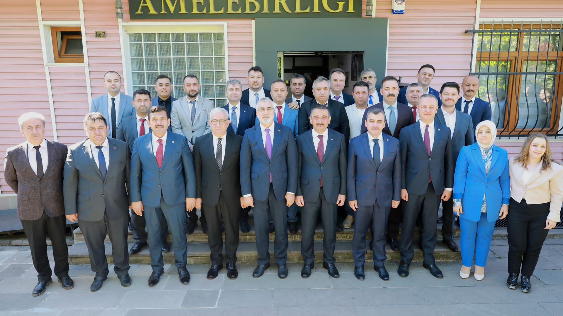 Çalışma ve Sosyal Güvenlik Bakanı Prof. Dr. Vedat Işıkhan, “Şehir Buluşmaları” kapsamında ziyaretlerde bulunmak ve programlara katılmak üzere Zonguldak’a gitti.