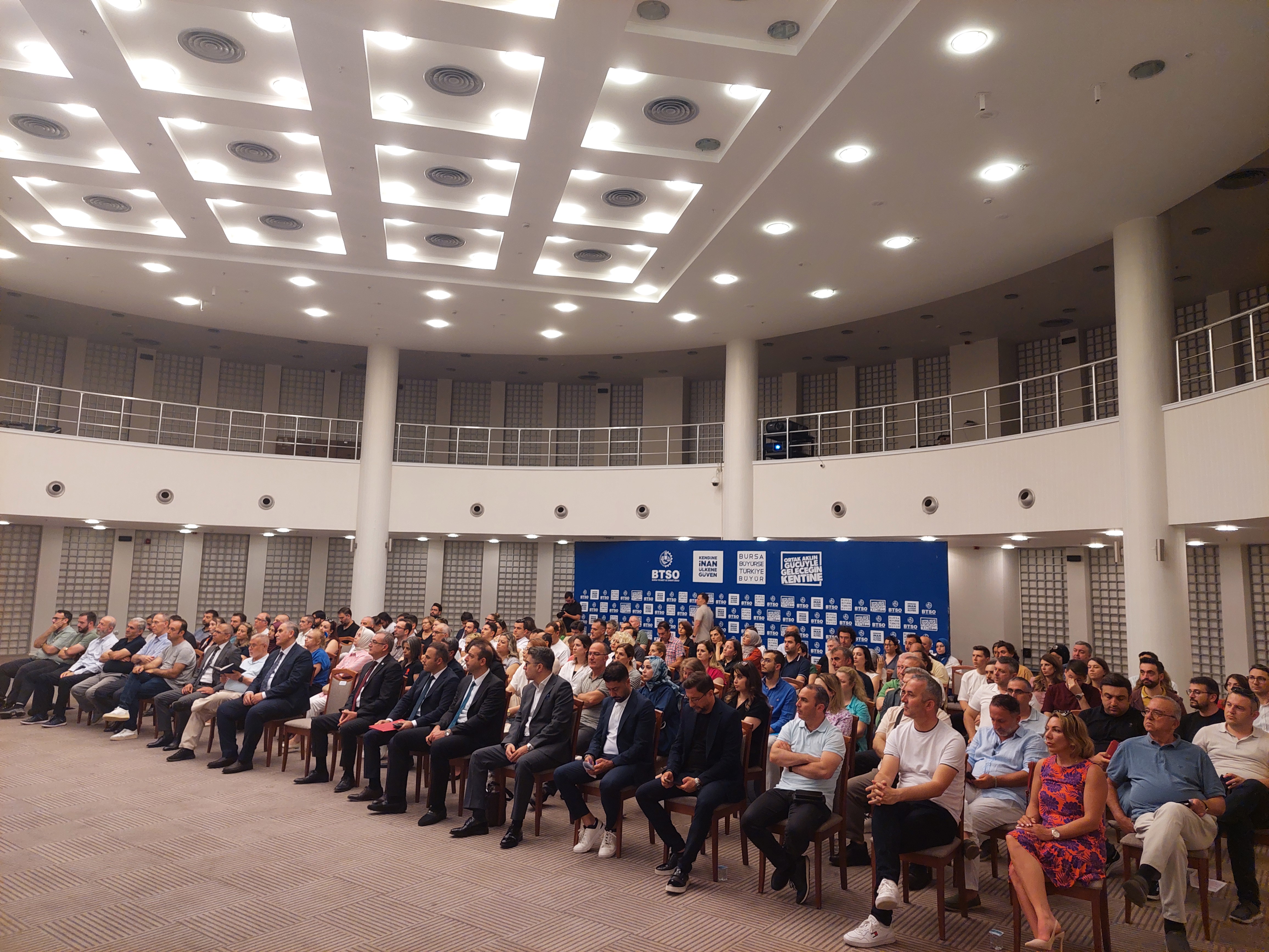 Rehberlik ve Teftiş Başkanlığı tarafından Bursa Ticaret ve Sanayi Odası iş birliğiyle 09 Haziran 2026 tarihinde 2026 yılında yürütülmekte olan iş teftiş faaliyetlerine ilişkin bilgilendirme toplantısı gerçekleştirildi.