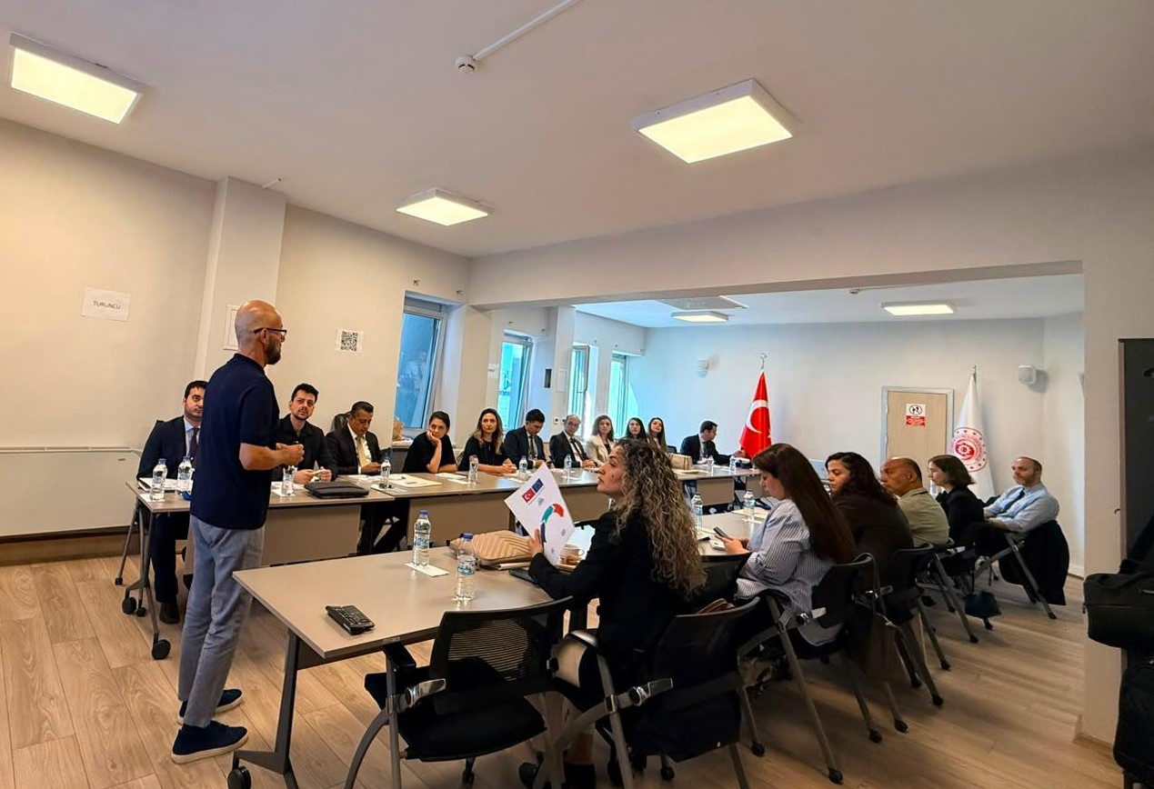 Avrupa Birliği Katılım Öncesi Mali Yardım Aracı (IPA-III) kapsamında finanse edilen ve Uluslararası Çalışma Örgütü (ILO) iş birliğiyle yürütülen İş Teftiş, Rehberlik ve Sosyal Diyalog Yoluyla İşyeri Uyumunun Güçlendirilmesi Projesi kapsamında, Stratejik İletişim Eğitimleri 13-14 ve 16-17 Temmuz 2026 tarihlerinde Ankara’da gerçekleştirildi.