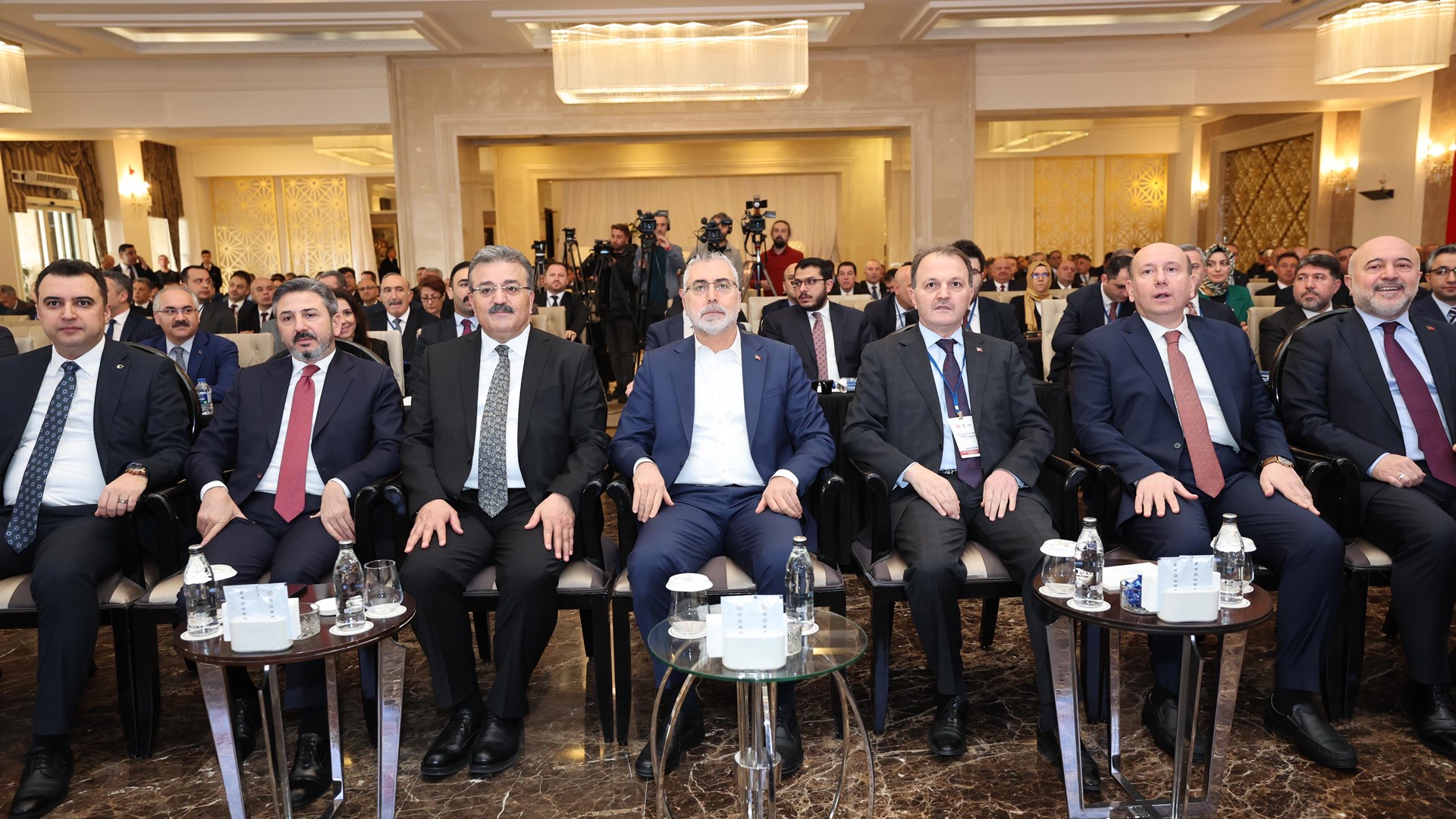 Çalışma ve Sosyal Güvenlik Bakanı Prof. Dr. Vedat Işıkhan, 81 ildeki İŞKUR ve SGK İl Müdürlerinin katıldığı İstişare Toplantısı’na katılmak ve çeşitli ziyaretlerde bulunmak üzere Antalya’ya gitti.