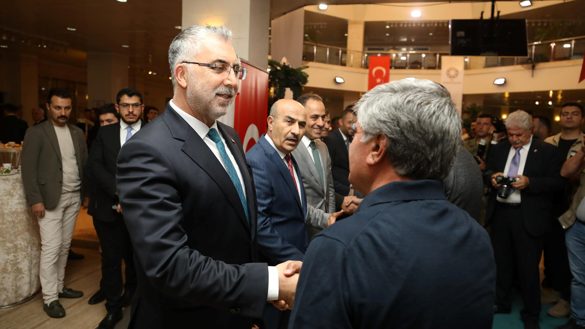 Çalışma ve Sosyal Güvenlik Bakanı Vedat Işıkhan, bir dizi ziyaretlerde bulunmak üzere gittiği baba ocağı Mardin’de hemşehrileriyle bayramlaştı.