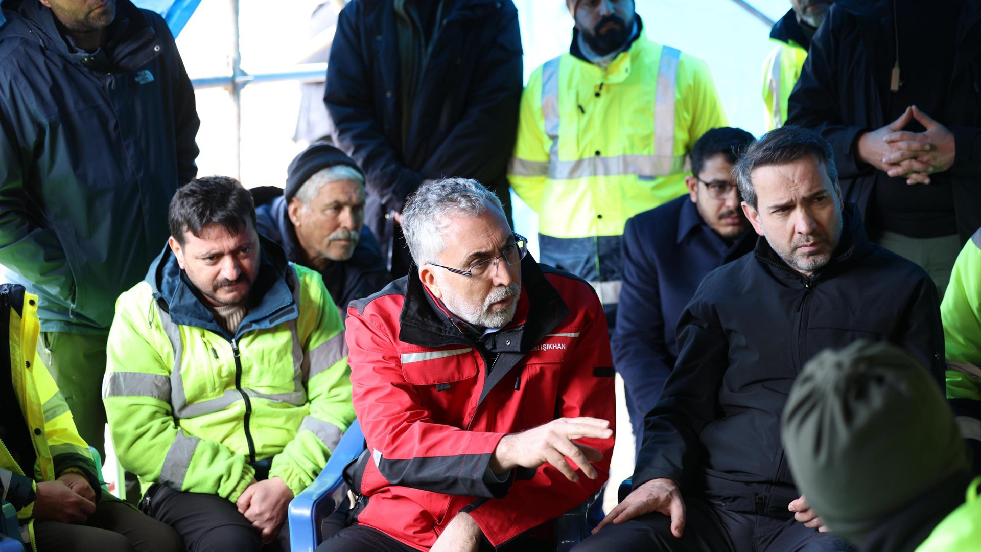 Çalışma ve Sosyal Güvenlik Bakanı Prof. Dr. Vedat Işıkhan, Erzincan ilinin İliç ilçesindeki altın madeni sahasında meydana gelen heyelandan dolayı 9 işçinin göçük altında kaldığı bölgede incelemelerde bulundu ve Afet Koordinasyon Merkezi’nde yetkililerden bilgi aldı.