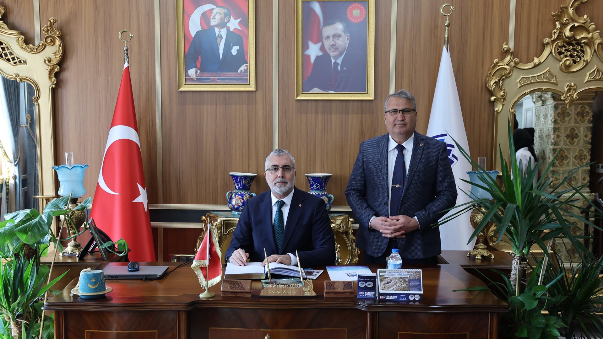 Çalışma ve Sosyal Güvenlik Bakanı Prof. Dr. Vedat Işıkhan, Manisa’da düzenlenen “İş-Pozitif Kadın İstihdamı Projesi Tanıtım Toplantısı” na iştirak etti.