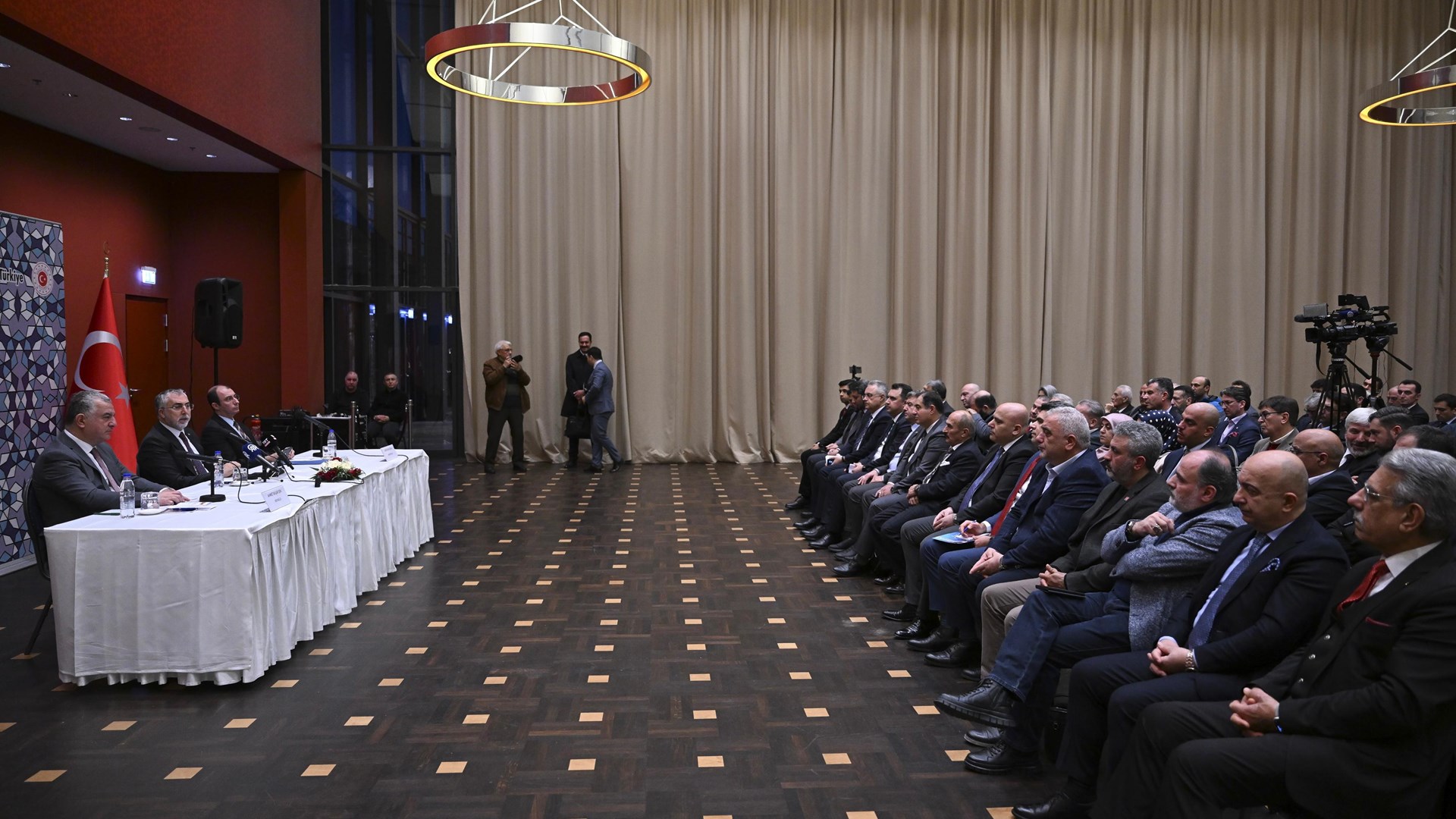 Bakan Işıkhan, Berlin’de Türk Sivil Toplum Kuruluşlarının Temsilcileri ve İş İnsanlarıyla Bir Araya Geldi