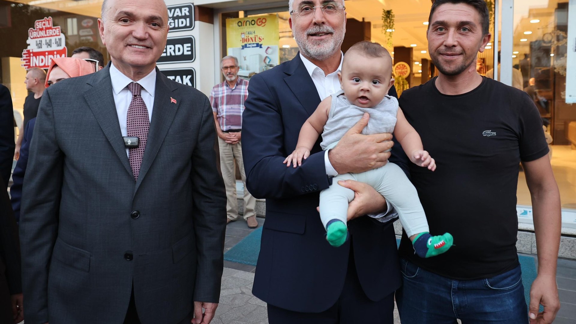 Çalışma ve Sosyal Güvenlik Bakanı Prof. Dr. Vedat Işıkhan, çeşitli ziyaretlerde bulunmak ve AK Parti Düzce İl Danışma Meclisi Toplantısı’na katılmak üzere Düzce’ye gitti.