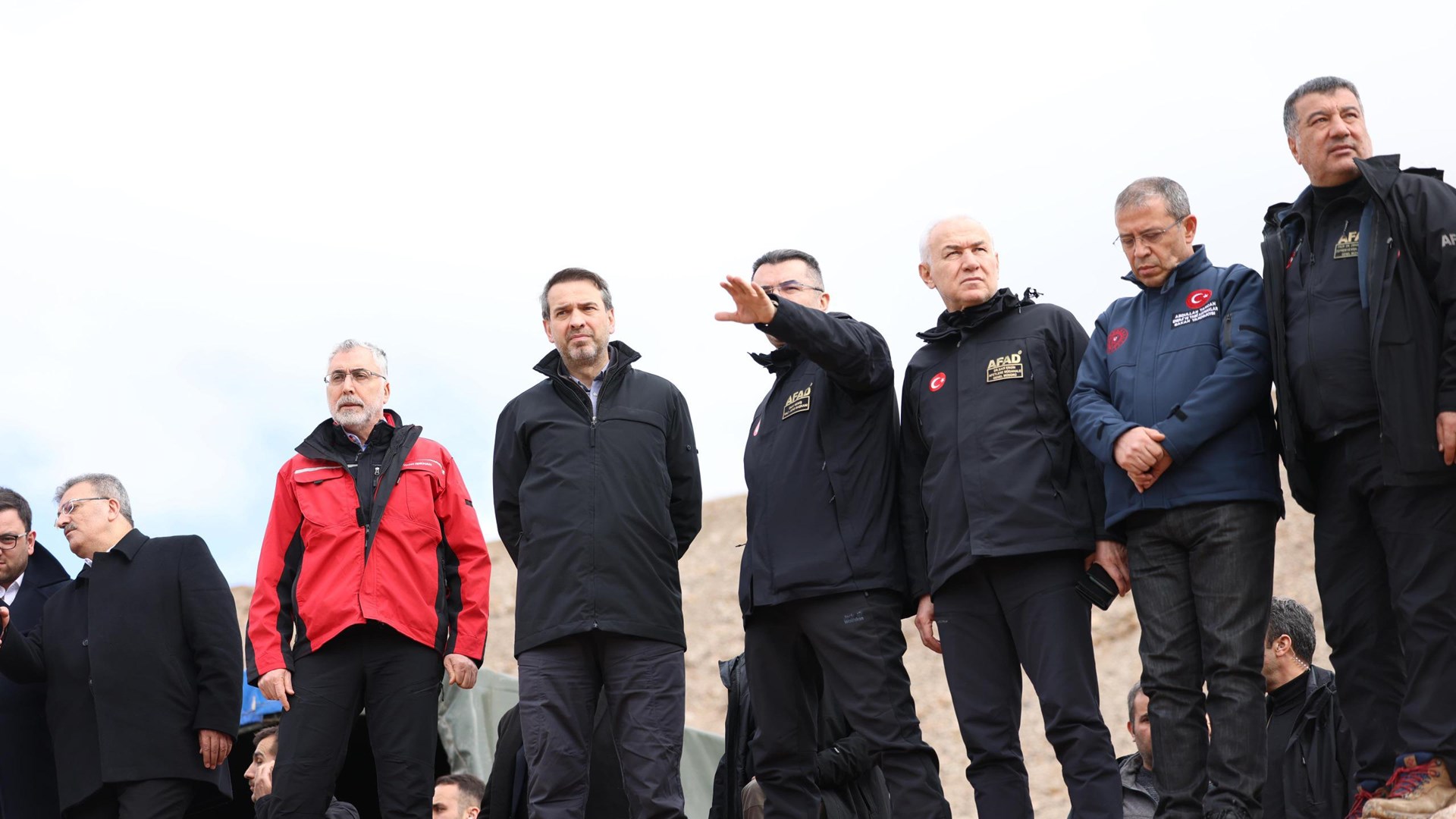 Çalışma ve Sosyal Güvenlik Bakanı Prof. Dr. Vedat Işıkhan, Erzincan ilinin İliç ilçesindeki altın madeni sahasında meydana gelen heyelandan dolayı 9 işçinin göçük altında kaldığı bölgede incelemelerde bulundu ve Afet Koordinasyon Merkezi’nde yetkililerden bilgi aldı.