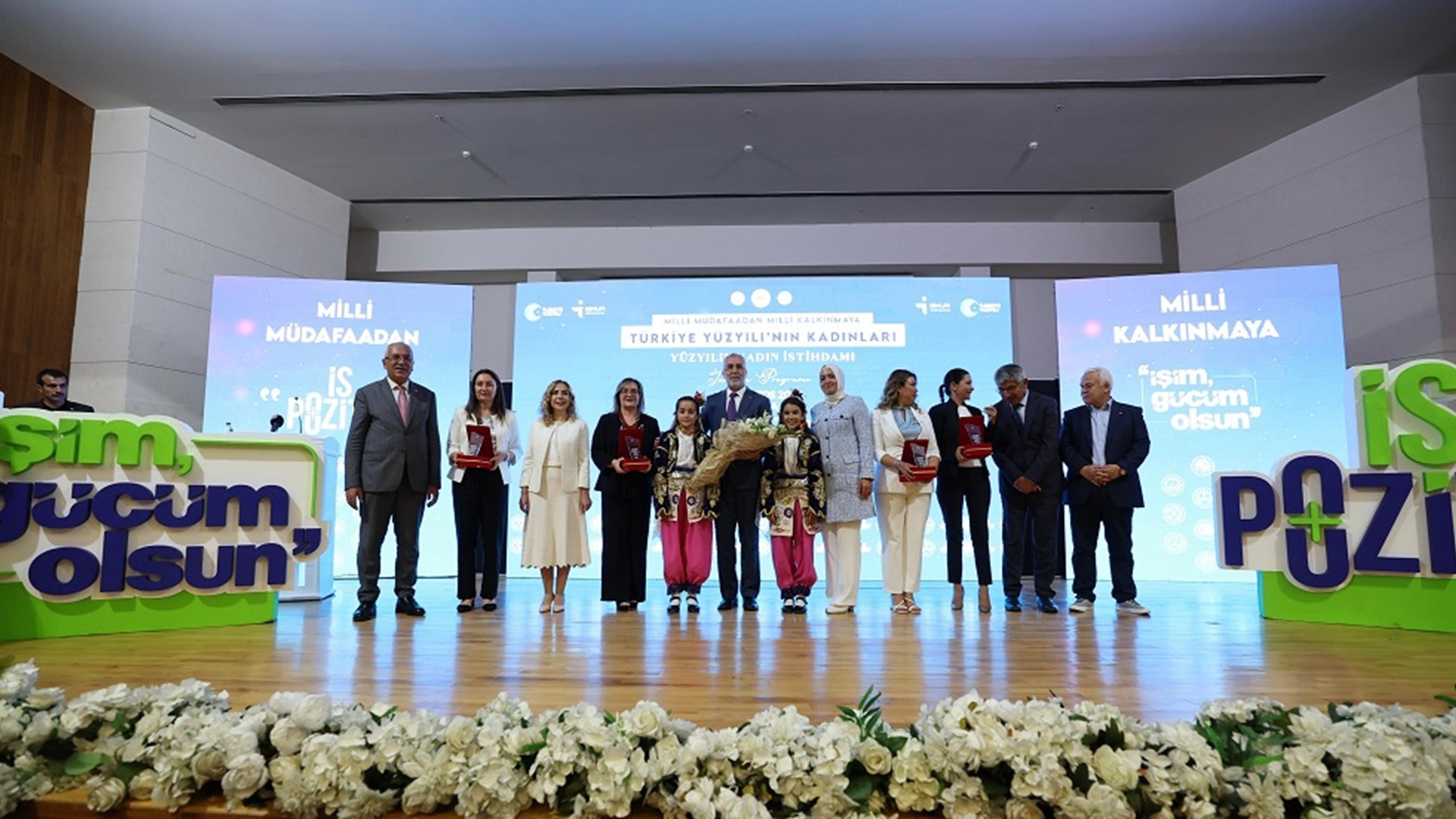 Çalışma ve Sosyal Güvenlik Bakanı Prof. Dr. Vedat Işıkhan, çeşitli temaslarda bulunmak ve “Milli Müdafaadan Milli Kalkınmaya; Türkiye Yüzyılı’nın Kadınları, Kadın İstihdam Sistemi İş Pozitif Tanıtım Programı ve Fuar Açılışı” programına katılmak üzere Muğla’ya gitti.