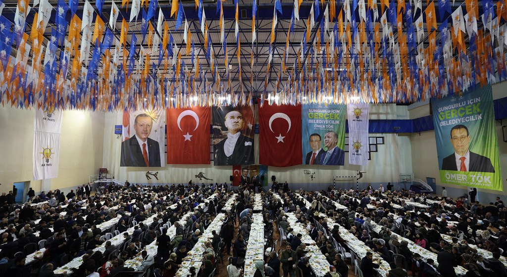 Çalışma ve Sosyal Güvenlik Bakanı Prof. Dr. Vedat Işıkhan, çeşitli temaslarda bulunmak ve programlara katılmak üzere Tokat, Amasya ve Çorum illerini ziyaret etti.