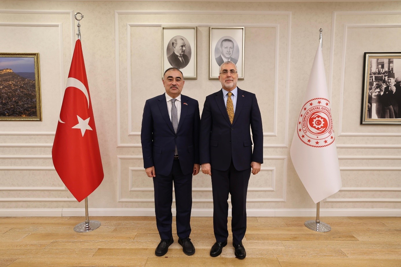 Sayın Bakanımız Prof. Dr. Vedat IŞIKHAN, 10 Aralık 2025 tarihinde Endonezya, Ukrayna, Azerbaycan ve İsveç’in Ankara Büyükelçilerini makamında ağırladı.