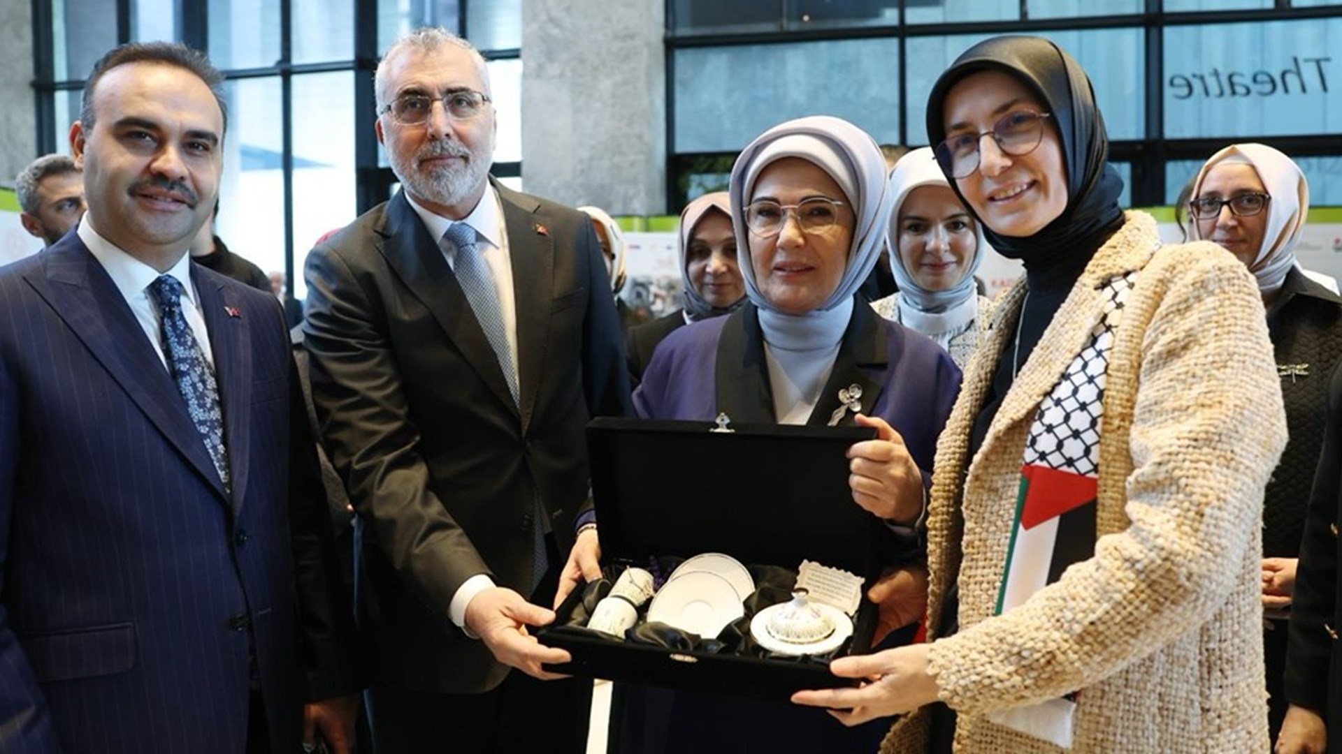 Çalışma ve Sosyal Güvenlik Bakanı Prof. Dr. Vedat Işıkhan, Çalışma ve Sosyal Güvenlik Bakanlığı tarafından Cumhurbaşkanı Recep Tayyip Erdoğan’ın Eşi Emine Erdoğan’ın teşrifleriyle Atatürk Kültür Merkezi’nde (AKM) düzenlenen “Milli Müdafaadan Milli Kalkınmaya Türkiye Yüzyılı’ nın Kadınları Yüzyılın Kadın İstihdamı İş-Pozitif Tanıtım Programı” na katıldı.