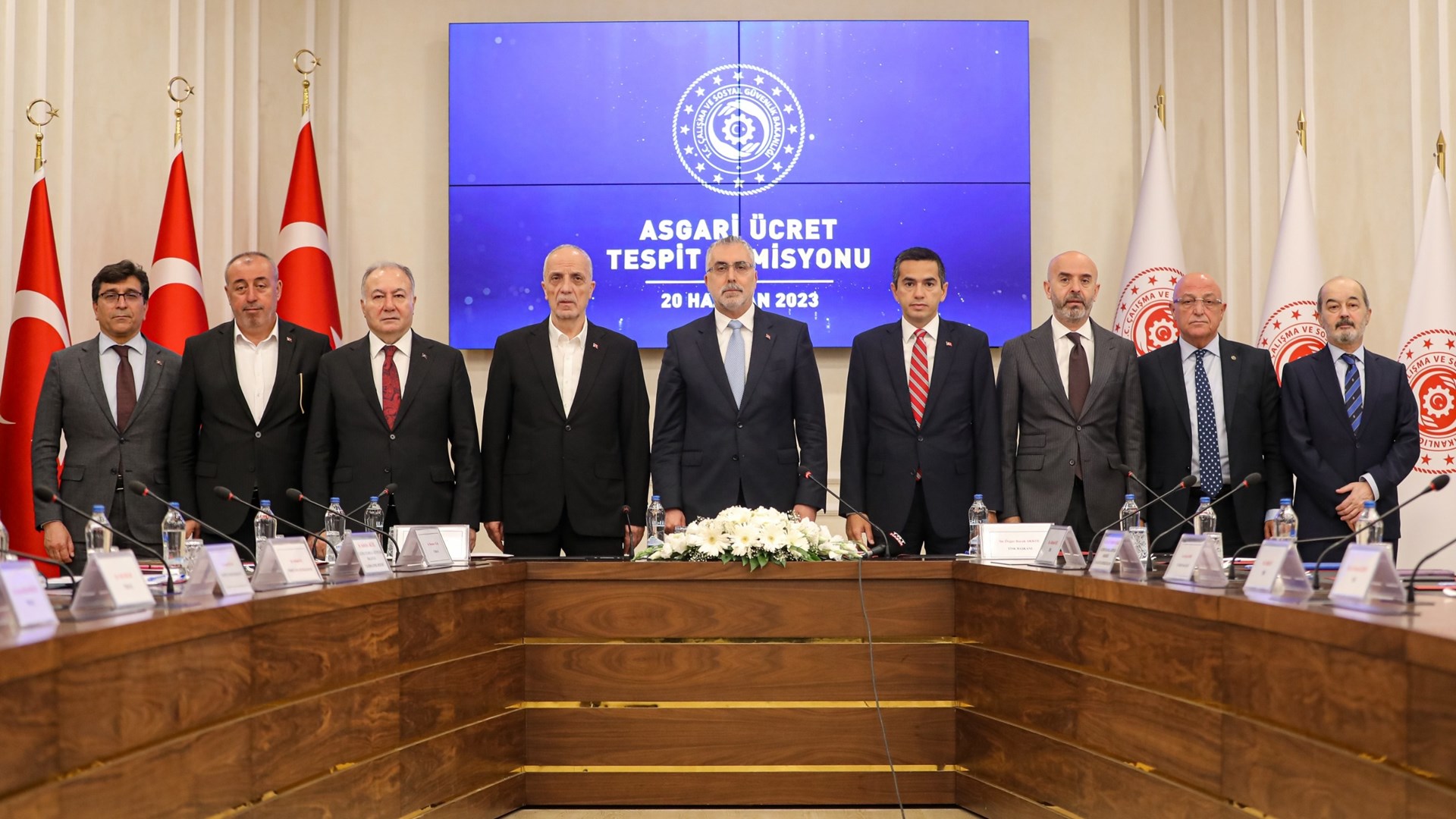 Asgari Ücret Tespit Komisyonu’nun 2023 yılı asgari ücret ara zammını belirlemek için yürüttüğü çalışmaların ardından, Çalışma ve Sosyal Güvenlik Bakanı Vedat Işıkhan, 1 Temmuz’dan itibaren geçerli olacak asgari ücreti; yüzde 34 oranında artış ile 11 bin 402 TL olarak açıkladı.