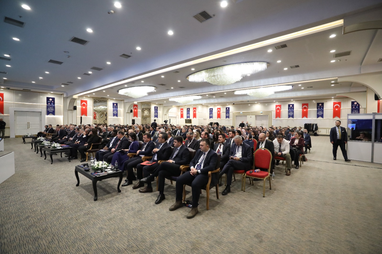 20 Şubat Dünya Sosyal Adalet Günü vesilesiyle, Bakanlığımızın öncülüğünde ve Küresel Sosyal Adalet Koalisyonu kapsamında düzenlenen “Dijitalleşme ve Yeşil Dönüşüm Çerçevesinde Sosyal Adalet Forumu” geniş katılımla gerçekleştirildi. Forum, Türkiye İşveren Sendikaları Konfederasyonu (TİSK), Türkiye İşçi Sendikaları Konfederasyonu (TÜRK-İŞ), Memur Sendikaları Konfederasyonu (MEMUR-SEN) ve Türkiye Kamu Çalışanları Sendikaları Konfederasyonu (KAMU-SEN) işbirliğiyle düzenlendi.