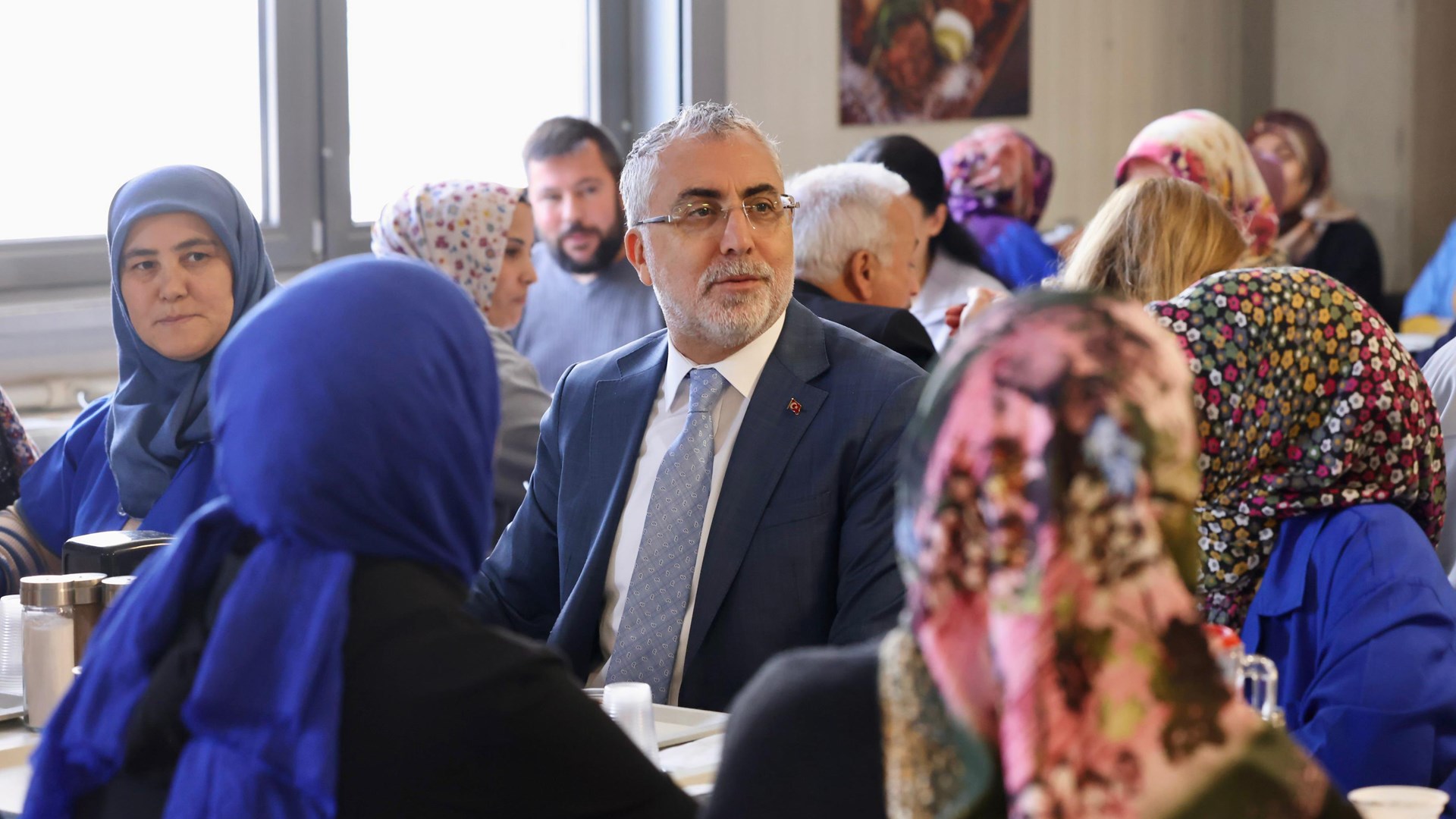 Çalışma ve Sosyal Güvenlik Bakanı Prof. Dr. Vedat Işıkhan, çeşitli ziyaretlerde bulunmak ve programlara katılmak üzere Aksaray’a gitti.