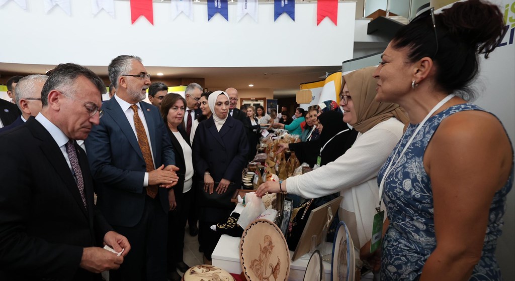Çalışma ve Sosyal Güvenlik Bakanı Prof. Dr. Vedat Işıkhan, çeşitli temaslarda bulunmak ve “Milli Müdafaadan Milli Kalkınmaya; Türkiye Yüzyılı’nın Kadınları, Kadın İstihdam Sistemi İş Pozitif Tanıtım Programı ve Fuar Açılışı” programına katılmak üzere Sivas’a gitti.