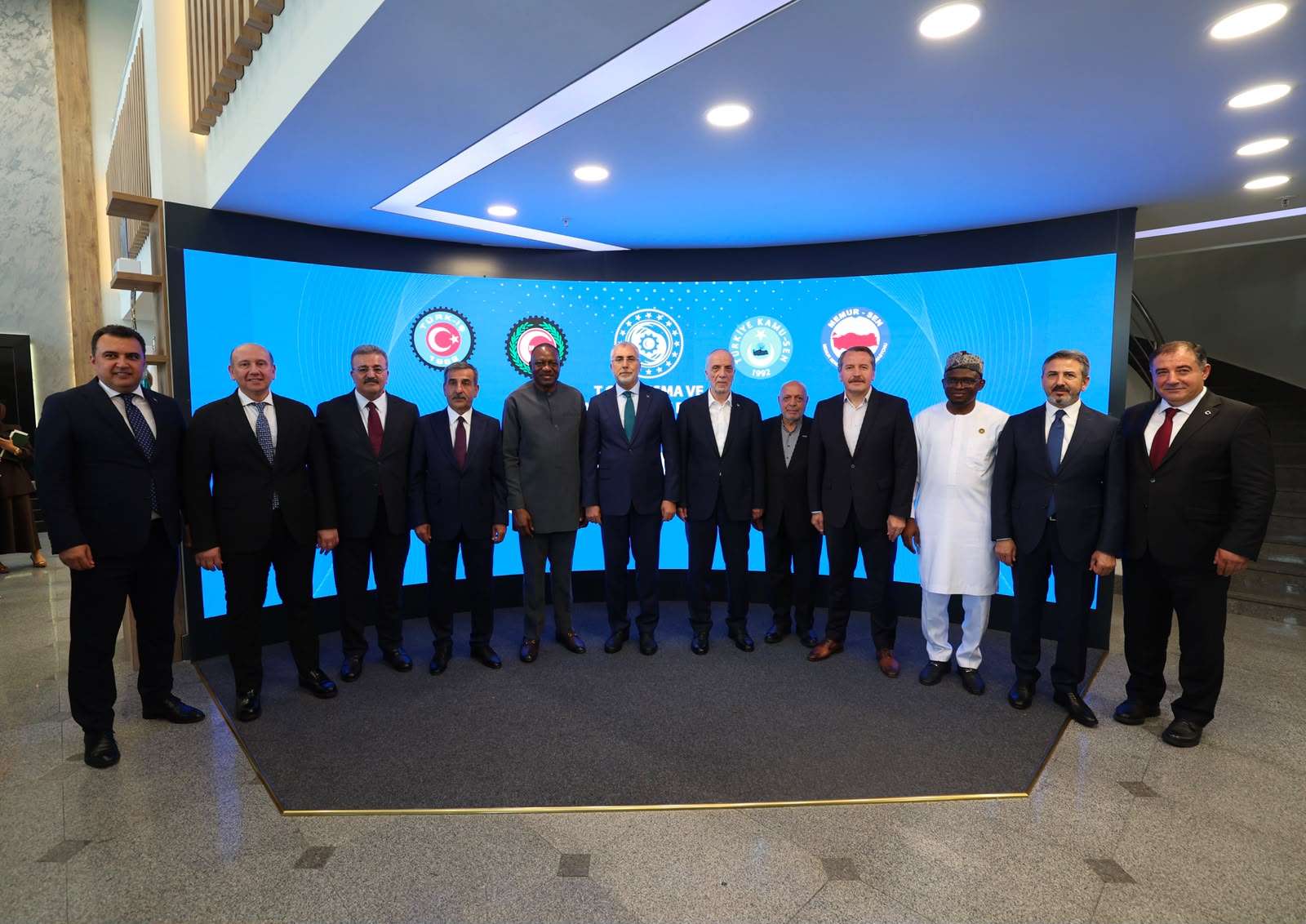 Çalışma ve Sosyal Güvenlik Bakanı Prof. Dr. Vedat Işıkhan, Çalışma ve Sosyal Güvenlik Bakanlığı tarafından Türkiye İş Kurumu Genel Müdürlüğü’nde (İŞKUR) düzenlenen 15 Temmuz Hain Darbe Girişimine Karşı Emekçilerin Mücadelesi Paneli’ne katıldı.