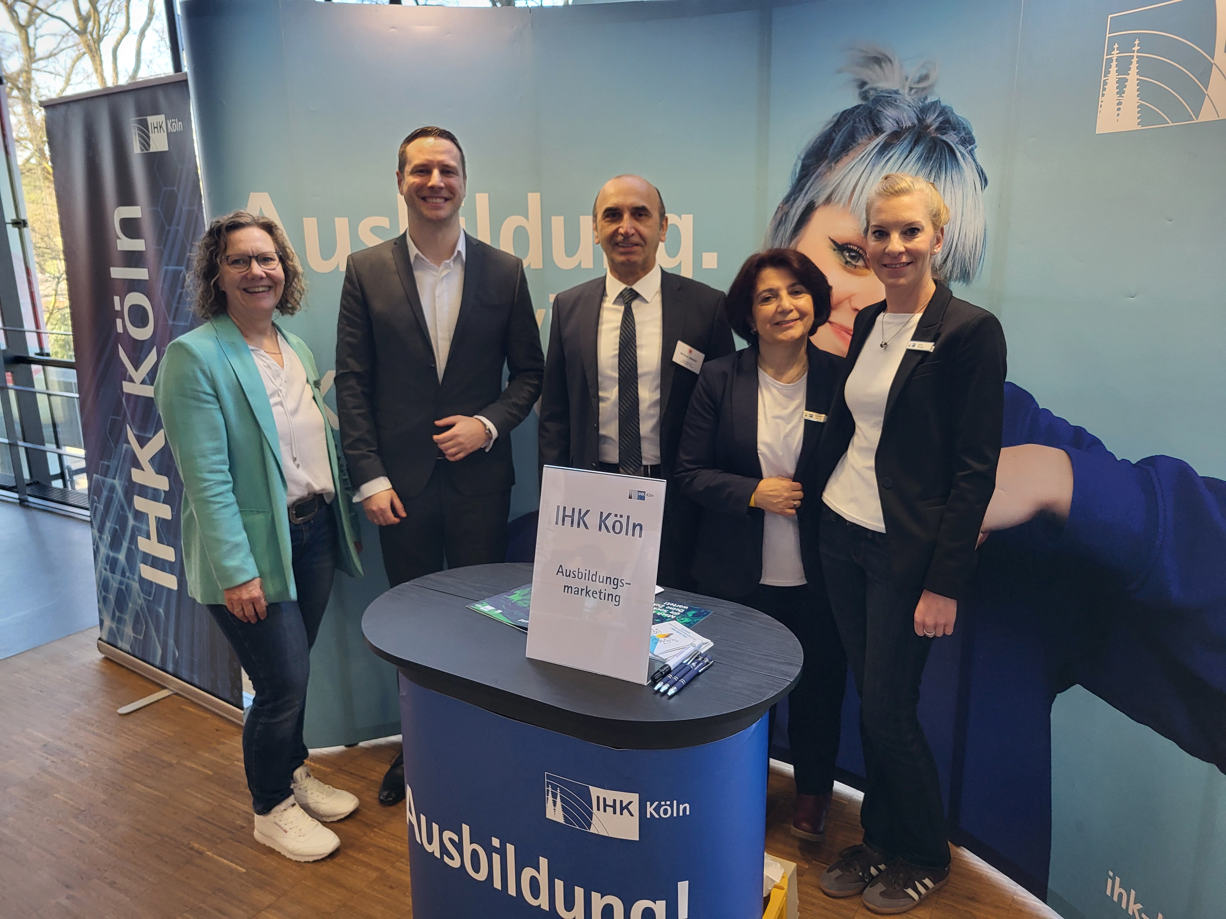 Köln Sanayi ve Ticaret Odasının düzenlediği ve 90 firmanın katıldığı meslek eğitim yeri için hızlı görüşme etkinliği (Speed-Dating) 19.03.2025 tarihinde Köln Rhein Energie  Stadyumunda gerçekleştirildi.