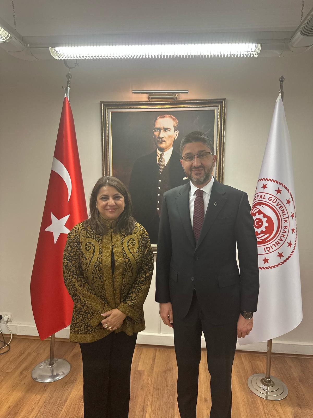 Bakanlığımız, Asya Kalkınma Bankası (AKB) yetkilileri ile 4 Mart 2025 tarihinde bir tanışma ve işbirliği toplantısına ev sahipliği yaptı. Ülkemiz, 1991 yılından bu yana "bölge dışı üye" statüsünde bulunduğu AKB'ye, 2024 yılı Aralık ayında Guvernörler Kurulu tarafından alınan kararla "bölgesel üye" olarak kabul edilmişti.