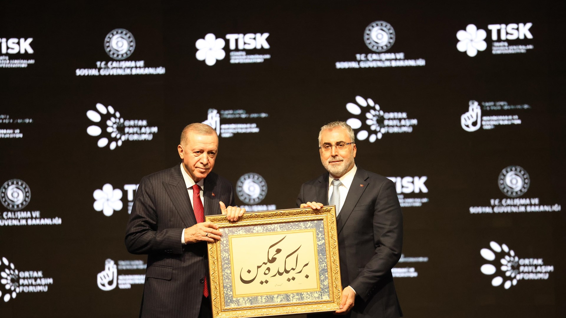 Çalışma ve Sosyal Güvenlik Bakanı Prof. Dr. Vedat Işıkhan, Cumhurbaşkanı Recep Tayyip Erdoğan’ın katılımıyla Çalışma ve Sosyal Güvenlik Bakanlığı ve Türkiye İşveren Sendikaları Konfederasyonu (TİSK) tarafından düzenlenen Ortak Paylaşım Forumu’nda konuştu.