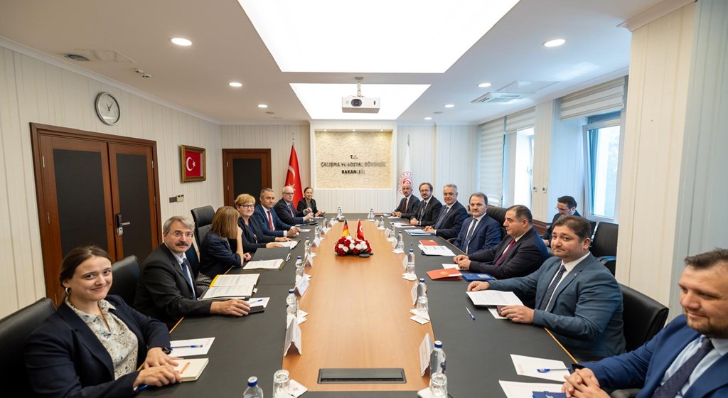 Almanya Federal Cumhuriyeti Çalışma ve Sosyal İşler Bakanlığı Parlamenter Müsteşarı Anette Kramme başkanlığındaki heyet, Bakanığımızı ziyaret ederek, Bakanlıklararası ilişkilerin güçlendirilmesi ve işbirliği olanaklarını ele aldı.