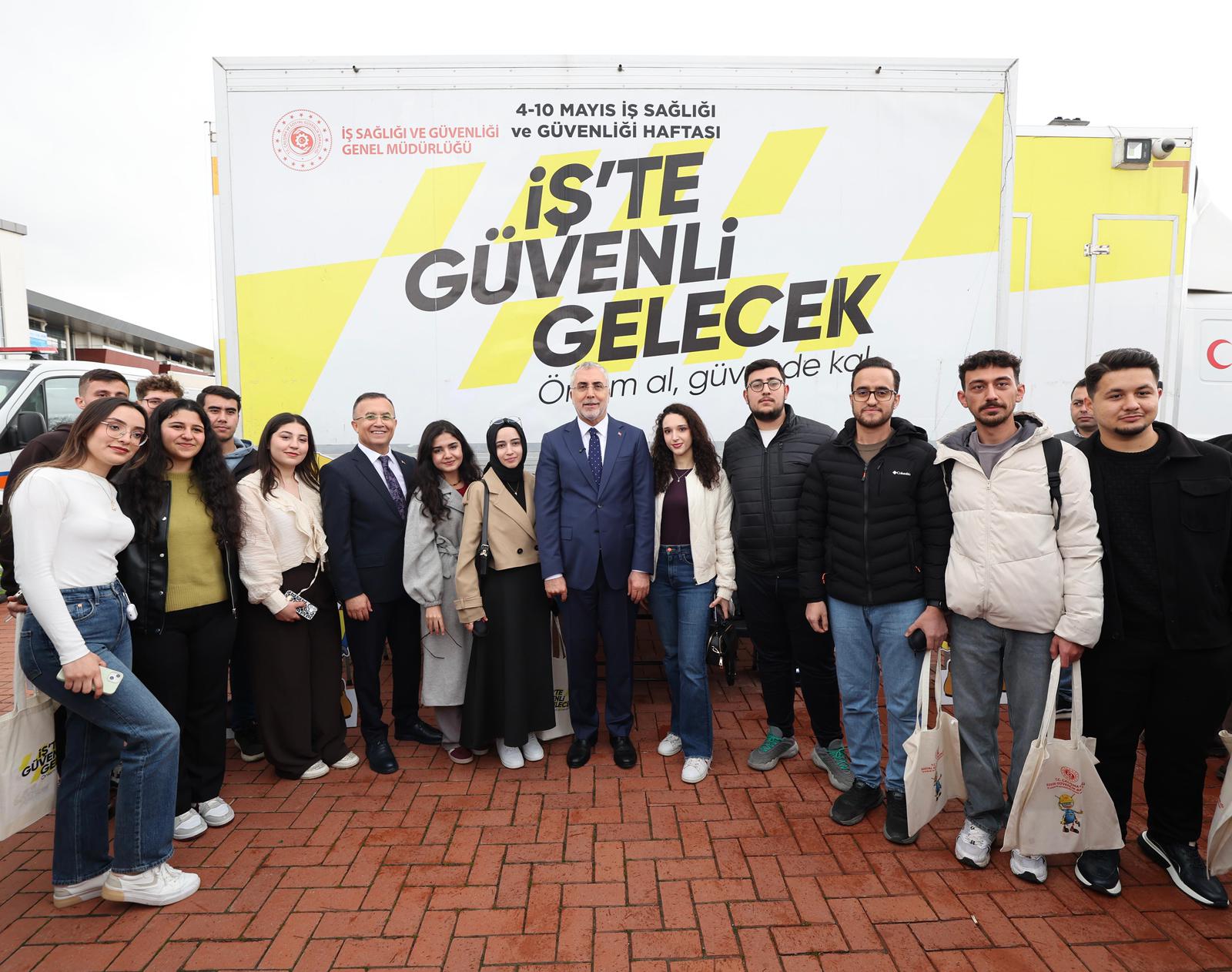 Bakan Işıkhan, Gaziantep’te İŞKUR "Gençliğin Üretim Çağı Bölgesel Kariyer Fuarı"na Katıldı