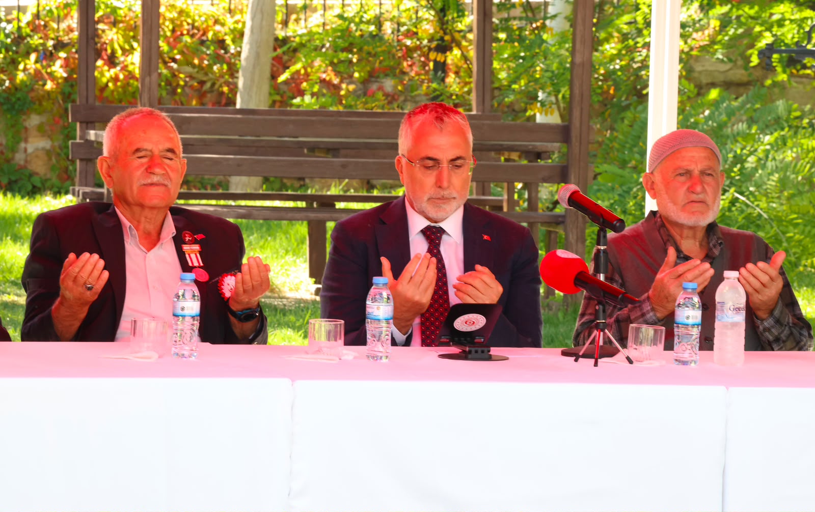 Çalışma ve Sosyal Güvenlik Bakanı Prof. Dr. Vedat Işıkhan, çeşitli ziyaretlerde bulunmak ve programlara katılmak üzere Yozgat’a gitti.