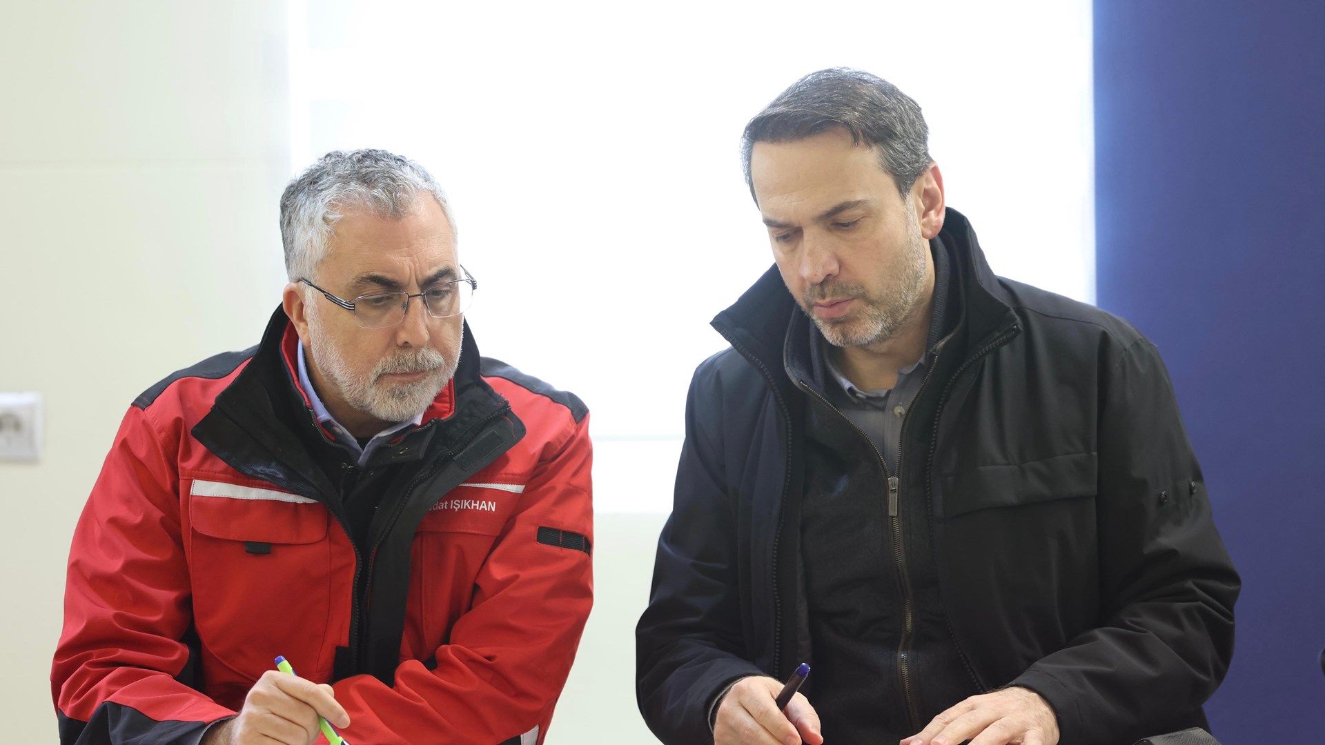 Çalışma ve Sosyal Güvenlik Bakanı Prof. Dr. Vedat Işıkhan, Erzincan ilinin İliç ilçesindeki altın madeni sahasında meydana gelen heyelandan dolayı 9 işçinin göçük altında kaldığı bölgede incelemelerde bulundu ve Afet Koordinasyon Merkezi’nde yetkililerden bilgi aldı.