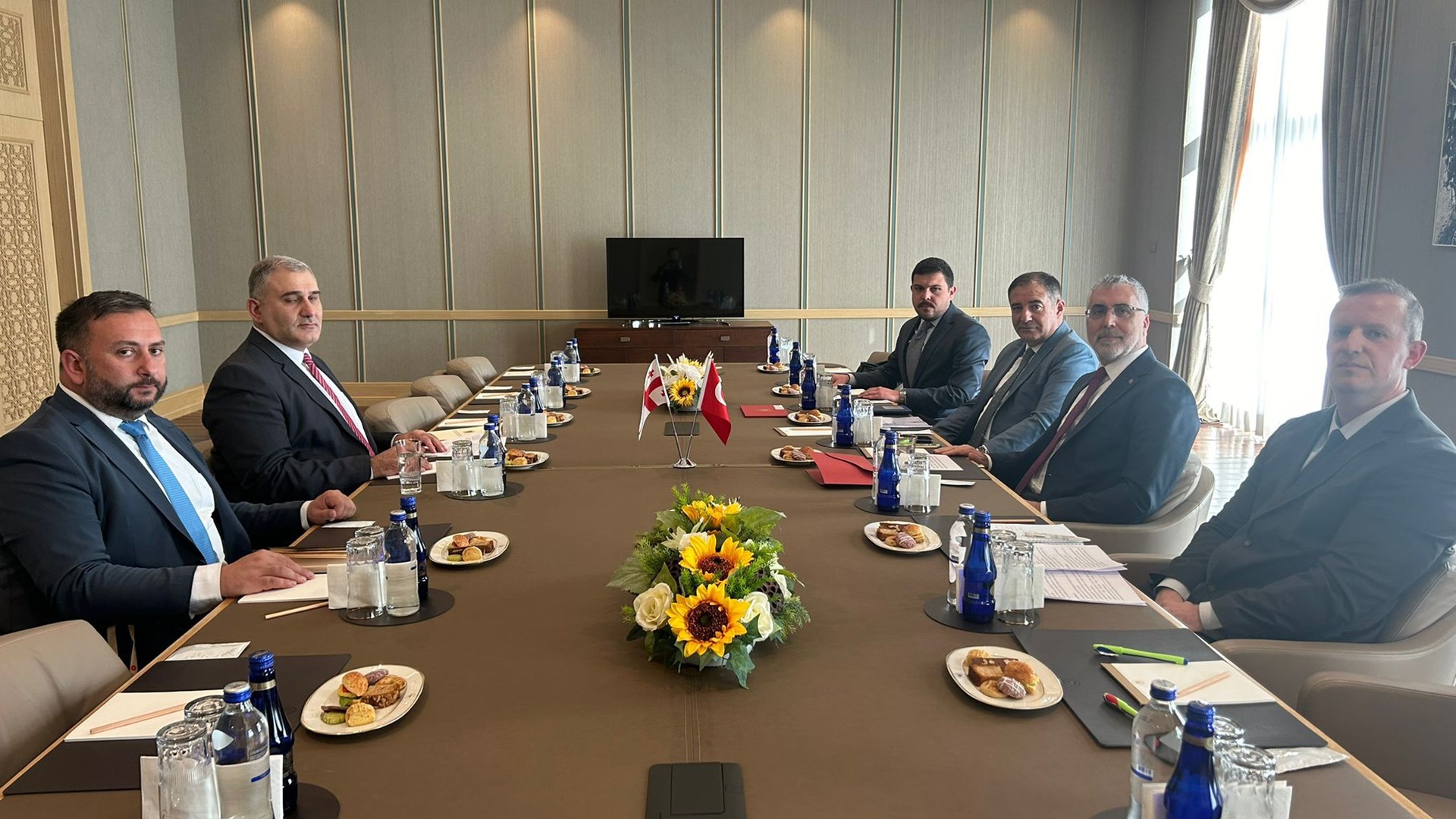 Çalışma ve Sosyal Güvenlik Bakanı Prof. Dr. Vedat Işıkhan, Cumhurbaşkanı Recep Tayyip Erdoğan’ın riyasetinde Cumhurbaşkanlığı Külliyesi’nde Gürcistan Başbakanı İrakli Kobakhidze’nin resmî kabulüne iştirak etti.