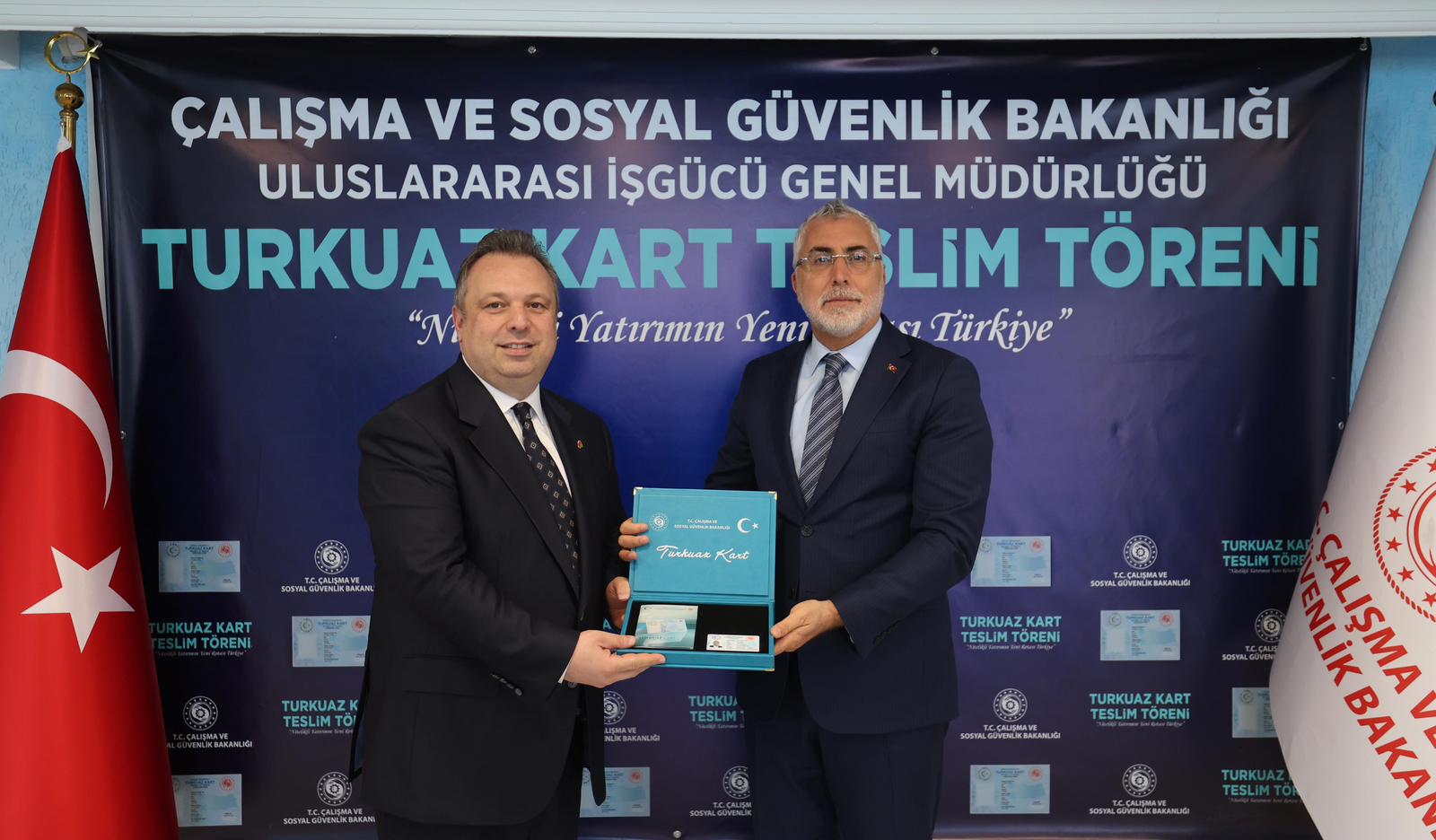 Bakan Işıkhan, SOCAR ve Türk Traktör CEO’larına Turkuaz Kart Takdim Etti