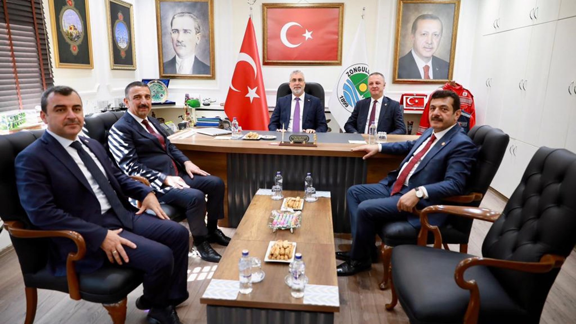 Çalışma ve Sosyal Güvenlik Bakanı Prof. Dr. Vedat Işıkhan, “Şehir Buluşmaları” kapsamında ziyaretlerde bulunmak ve programlara katılmak üzere Zonguldak’a gitti.