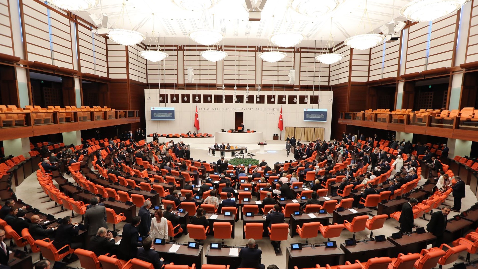 Çalışma ve Sosyal Güvenlik Bakanı Vedat Işıkhan Türkiye Büyük Millet Meclisi Genel Kurulunda ant içti.